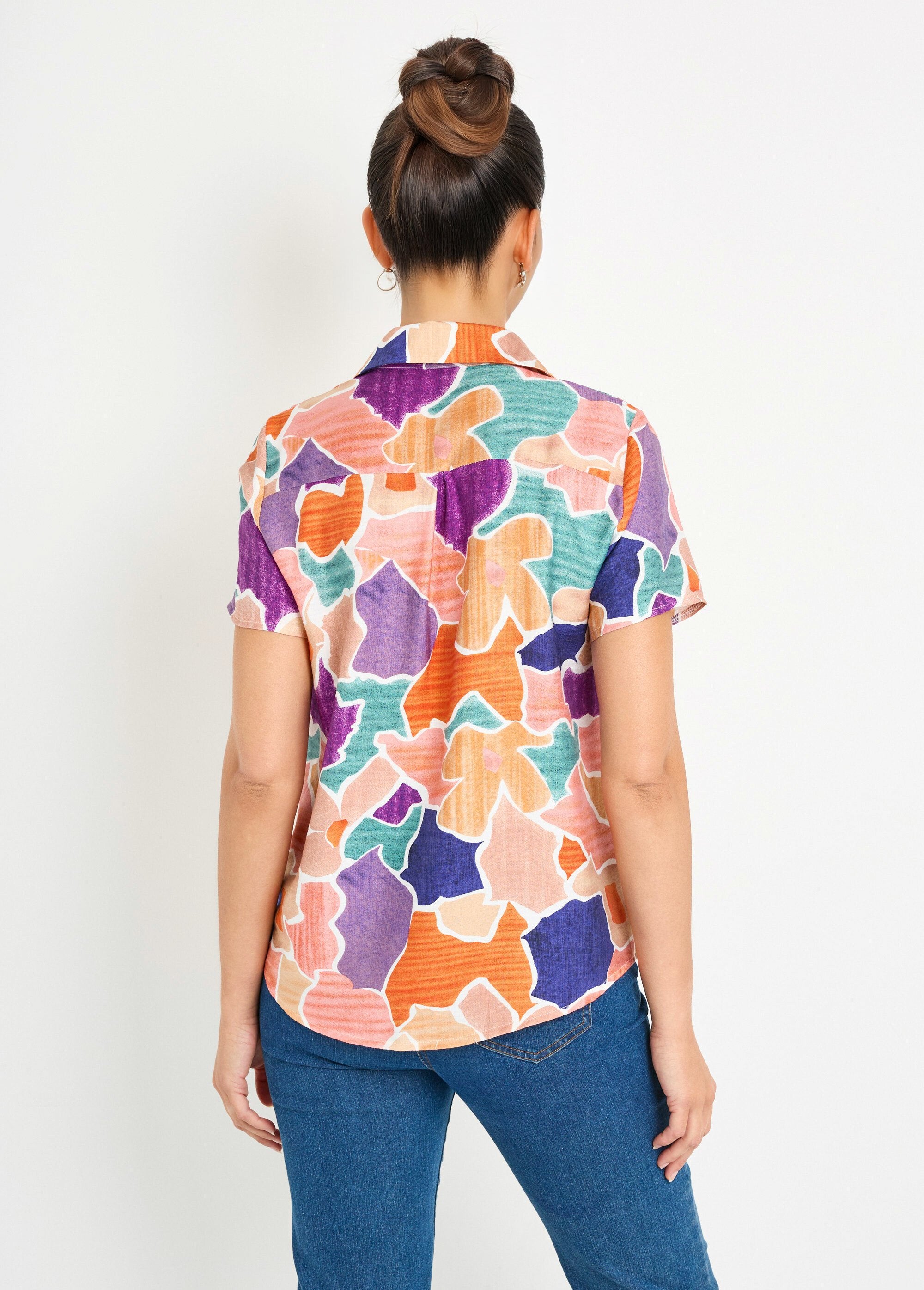 Blusa_de_manga_corta_con_estampado_abstracto_naranja_y_morado_DO1_slim