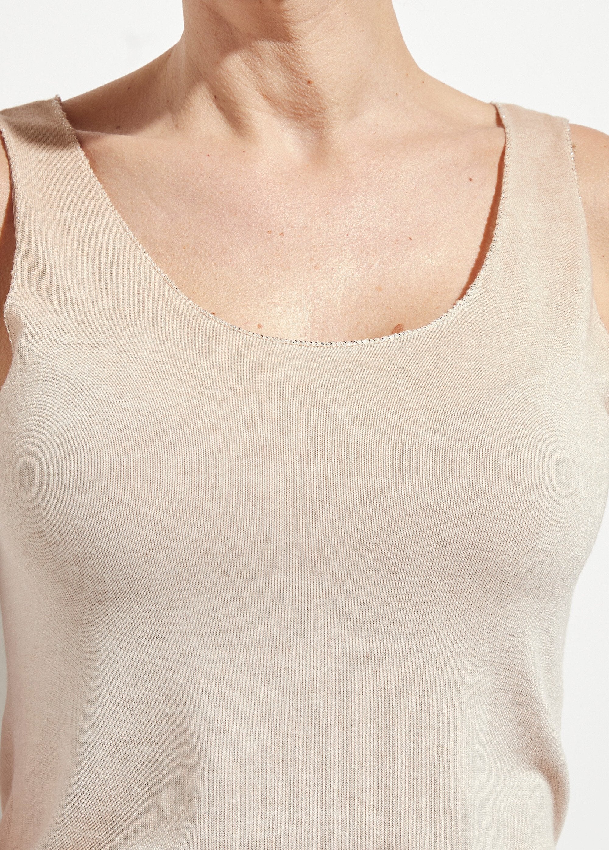 Camiseta_sin_mangas_con_cuello_en_V_y_punto_de_calibre_fino_Arena_DE1_slim
