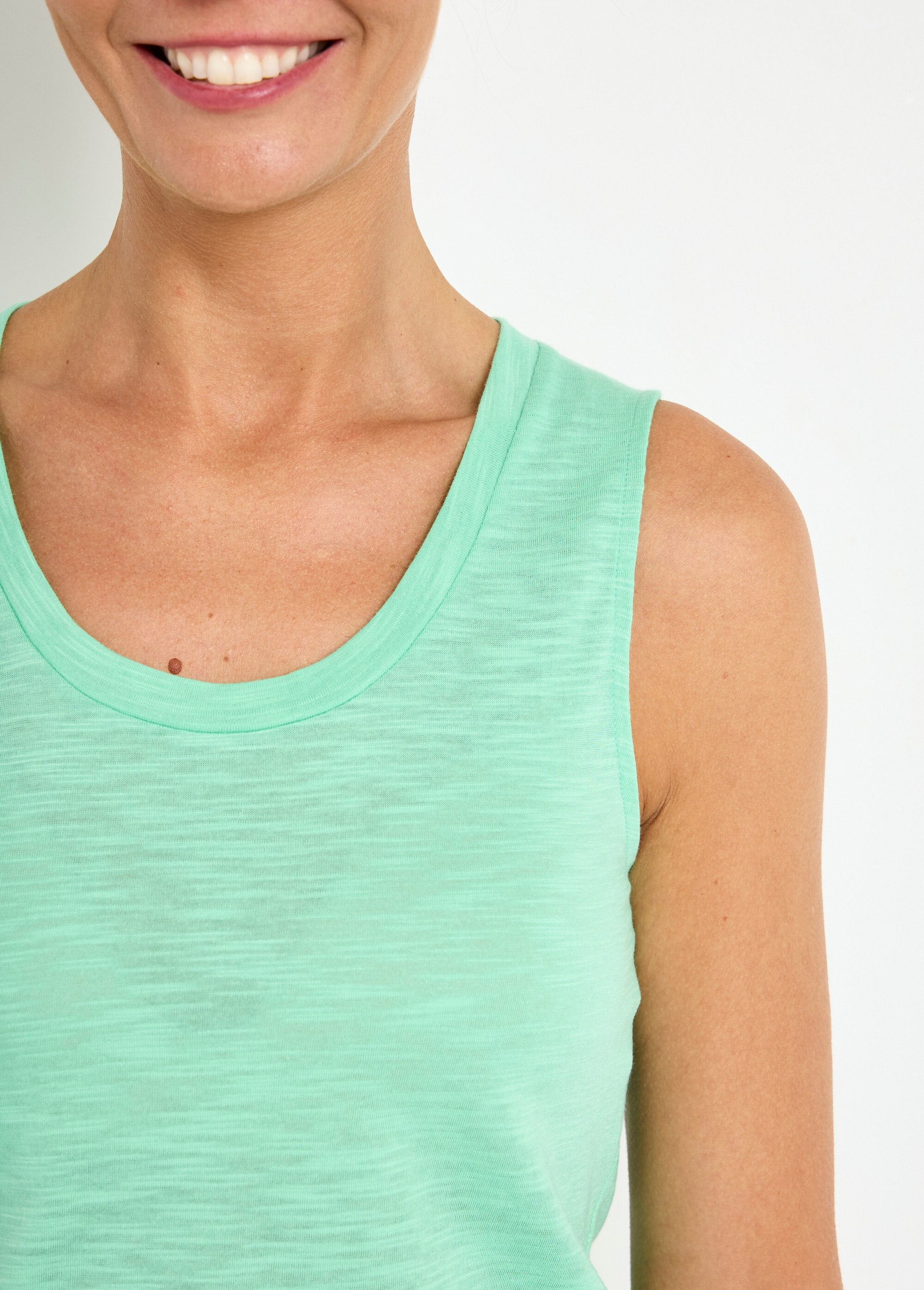 Camiseta_de_tirantes_de_punto_flameado_con_cuello_de_bailarina_Verde_DE1_slim