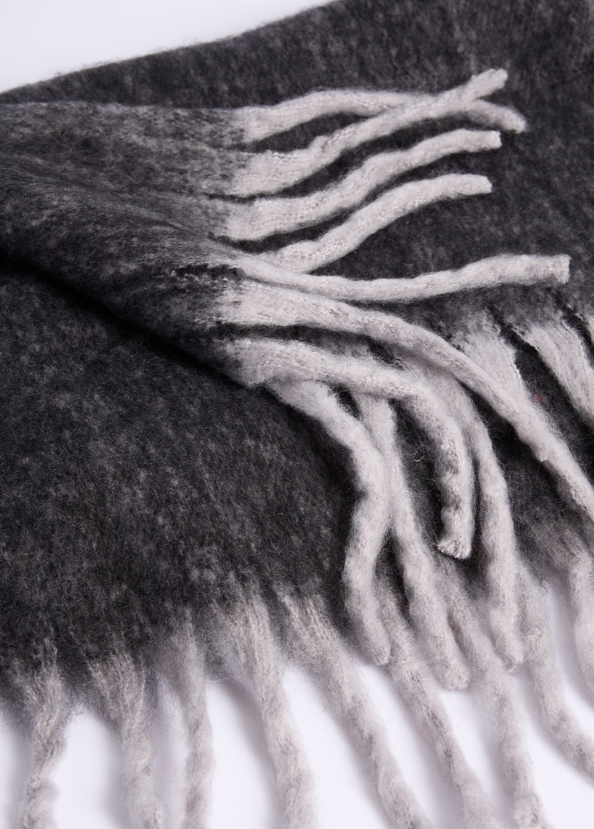 Bufanda_suave_con_flecos_en_contraste_Negro_DE1_slim