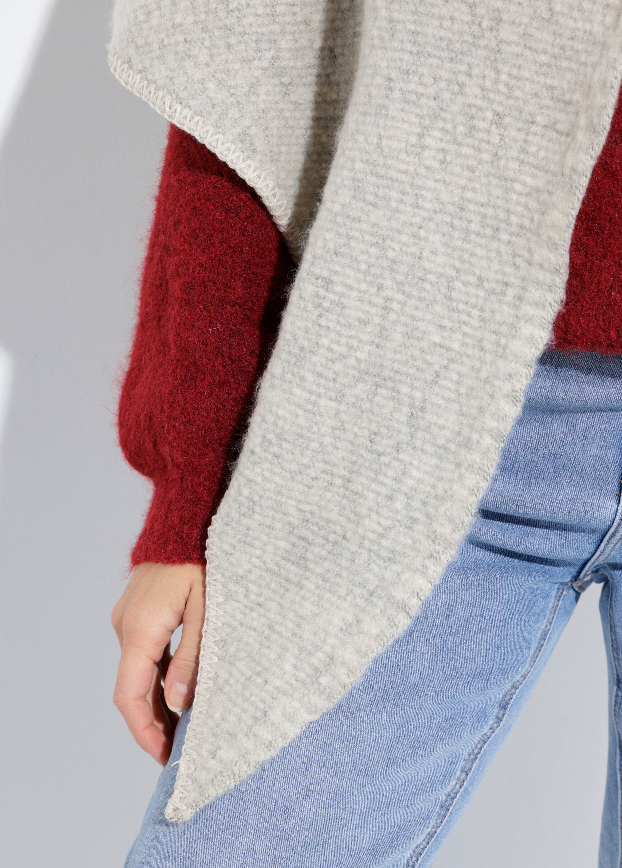 Bufanda_triangular_de_punto_suave_y_cálida_porcelana_beige_DE1_slim