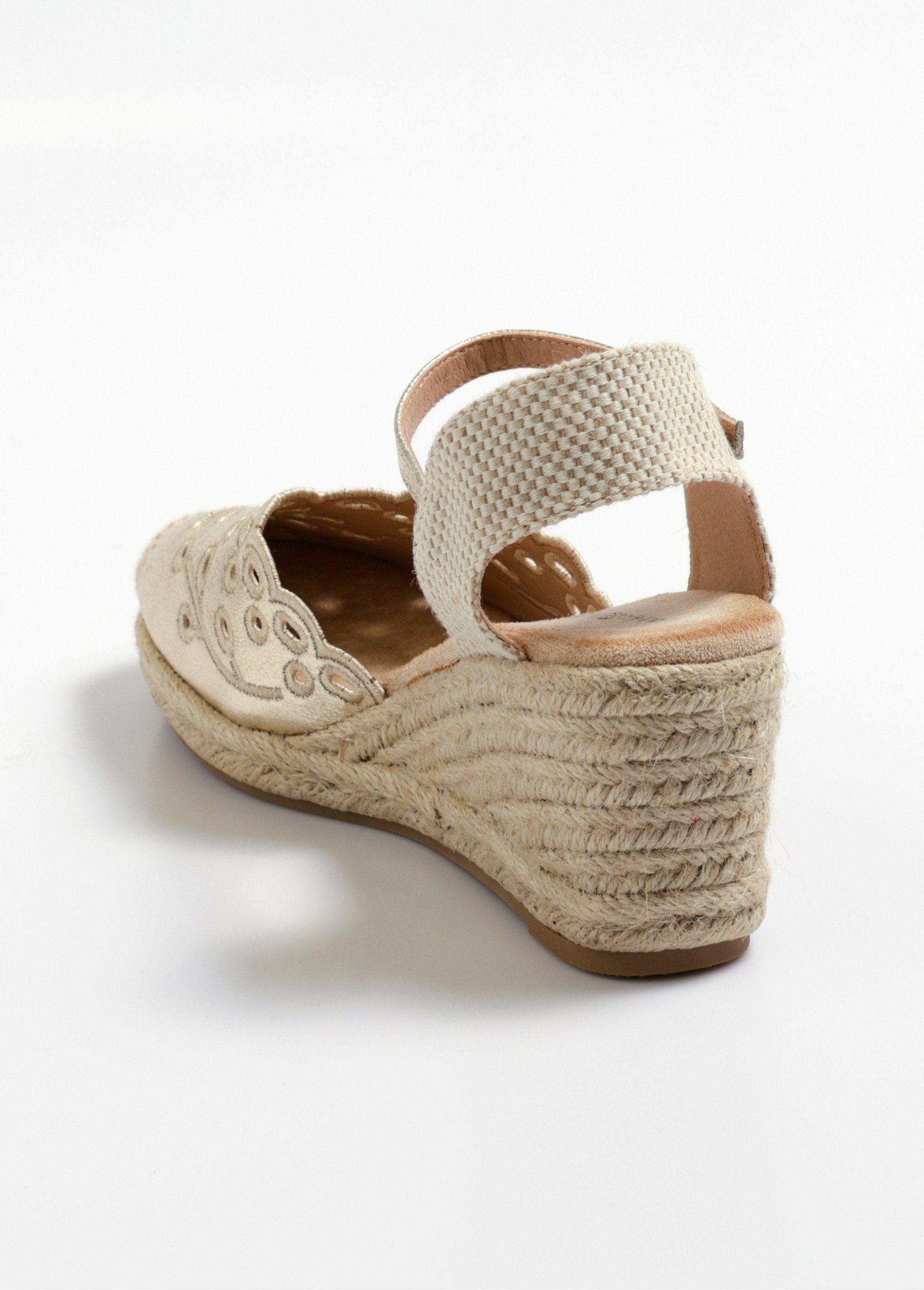 Alpargatas_de_cuña_con_detalles_calados_Dorado_DO1_slim
