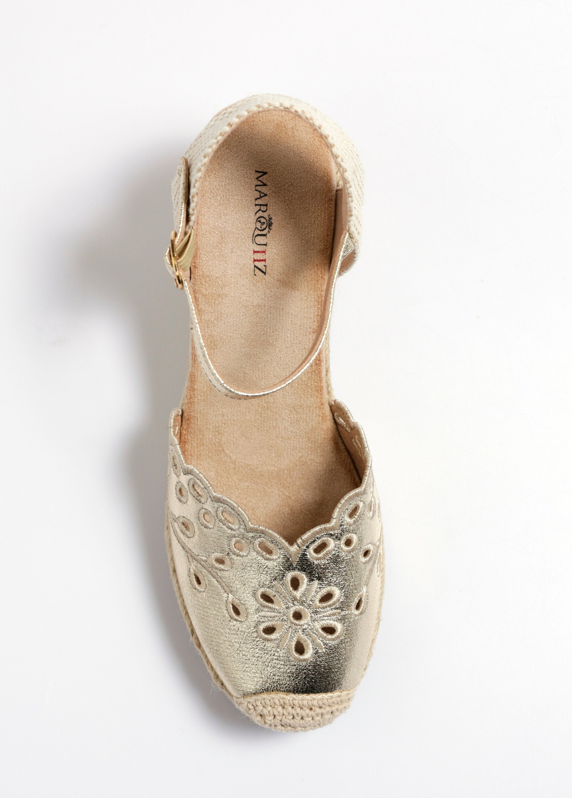 Alpargatas_de_cuña_con_detalles_calados_Dorado_OV1_slim