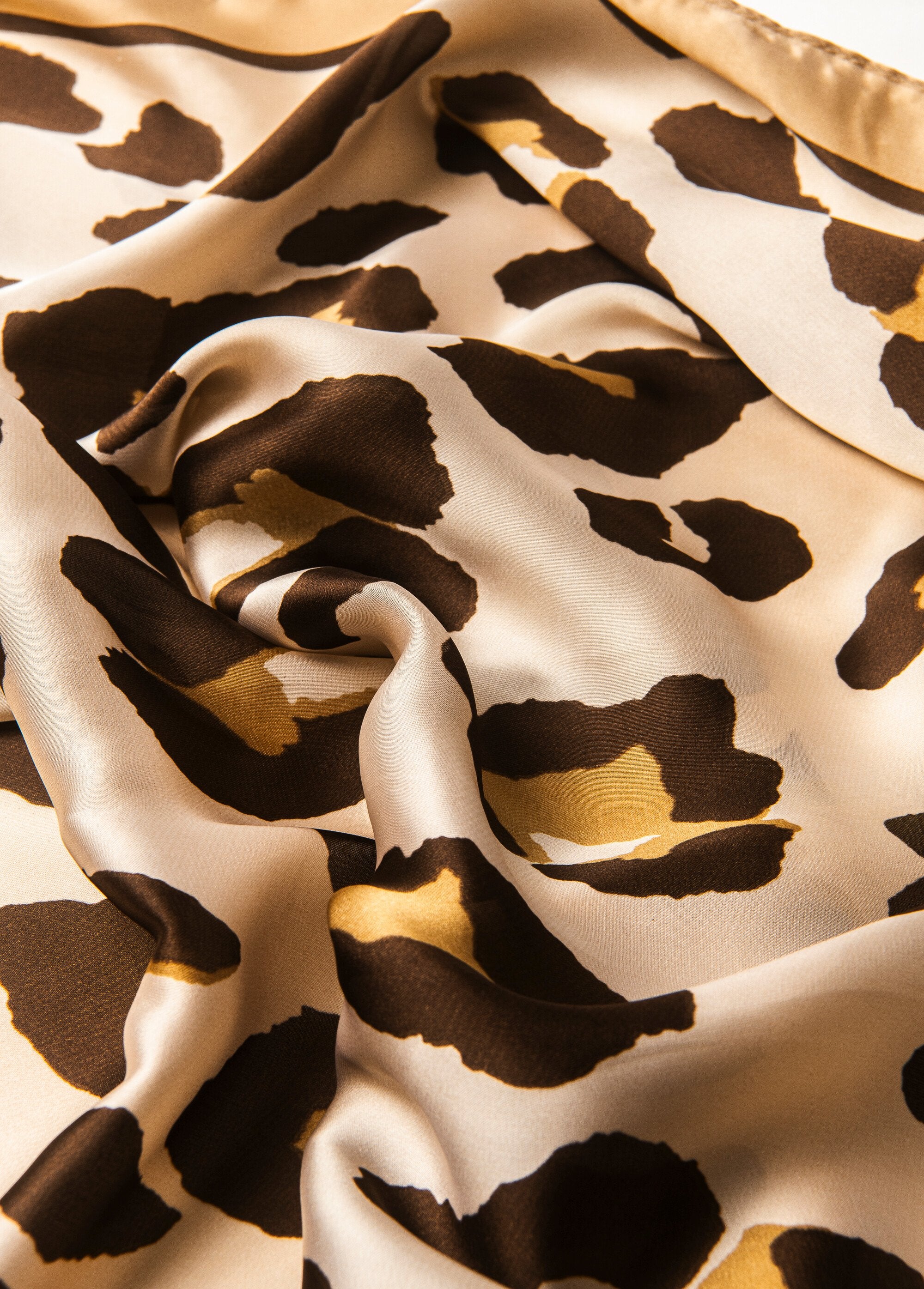 Pañuelo_cuadrado_satinado_con_estampado_de_leopardo_Beige_et_marron_DE1_slim