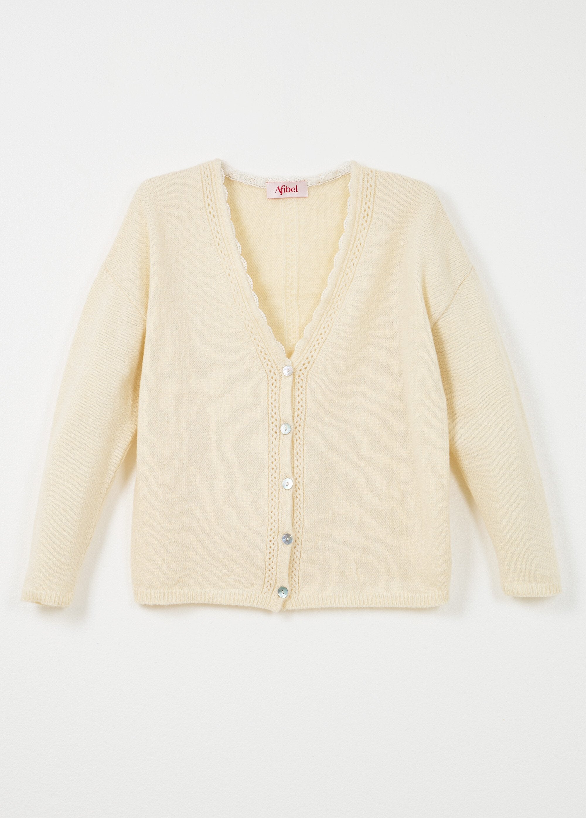 Chaleco_de_jersey_con_cuello_en_V,_abotonado,_calado_y_macramé_Crudo_AP1_slim