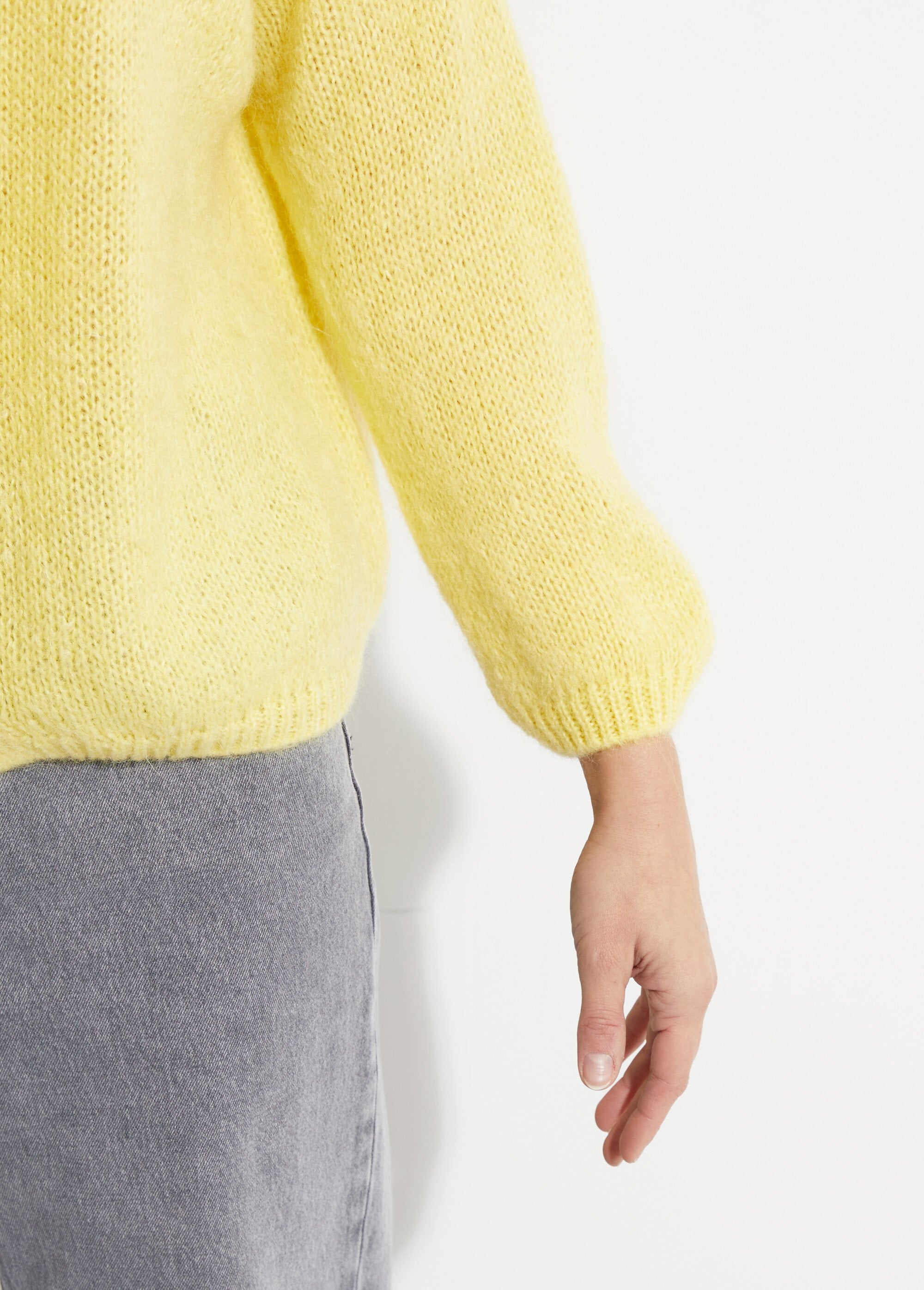 Cárdigan_cálido_de_punto_de_mohair_con_cuello_en_V_AMARILLO_DE2_slim