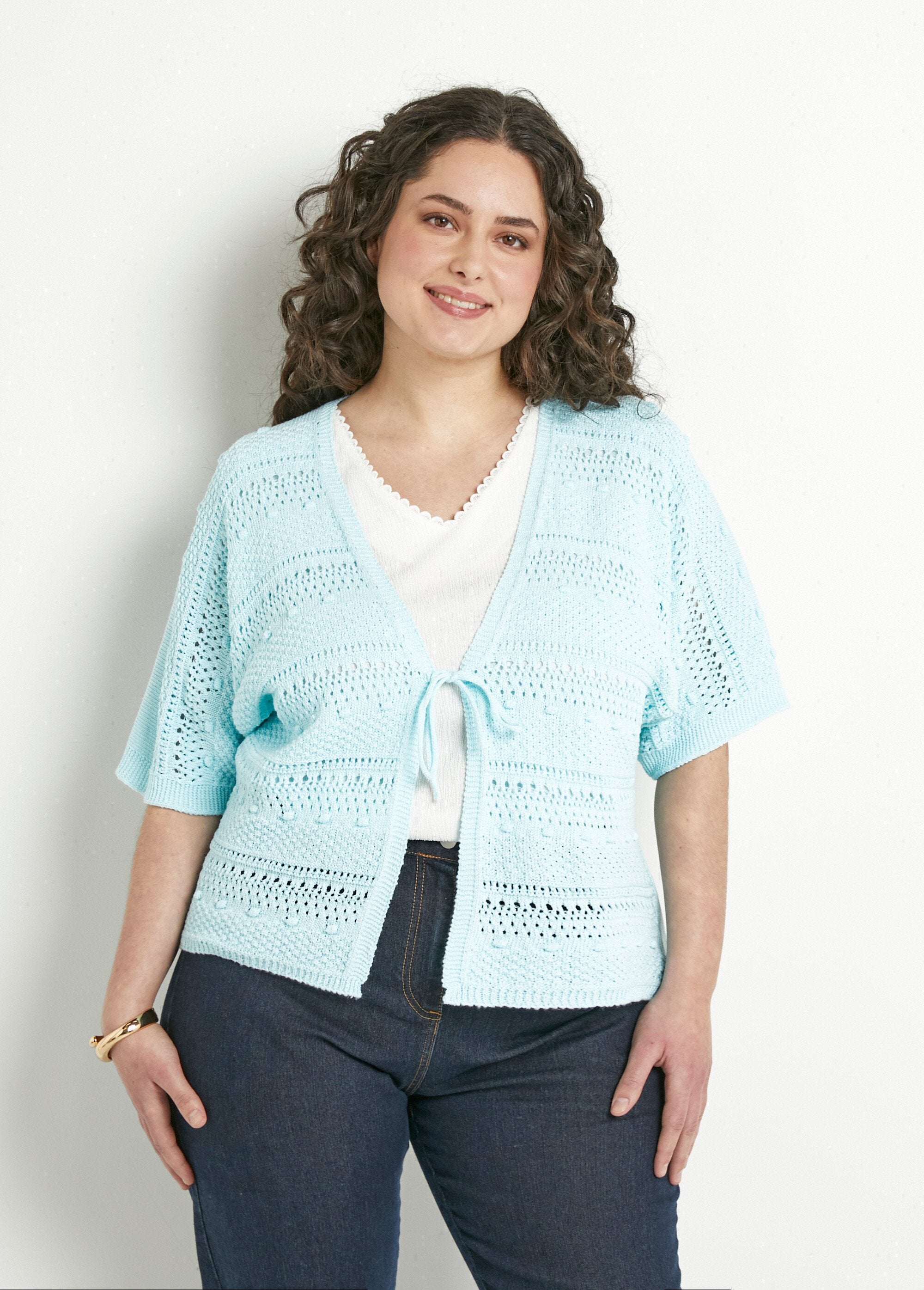 Chaleco_corto_calado_con_cuello_en_V_y_mangas_cortas._Agua_FA1_curvy