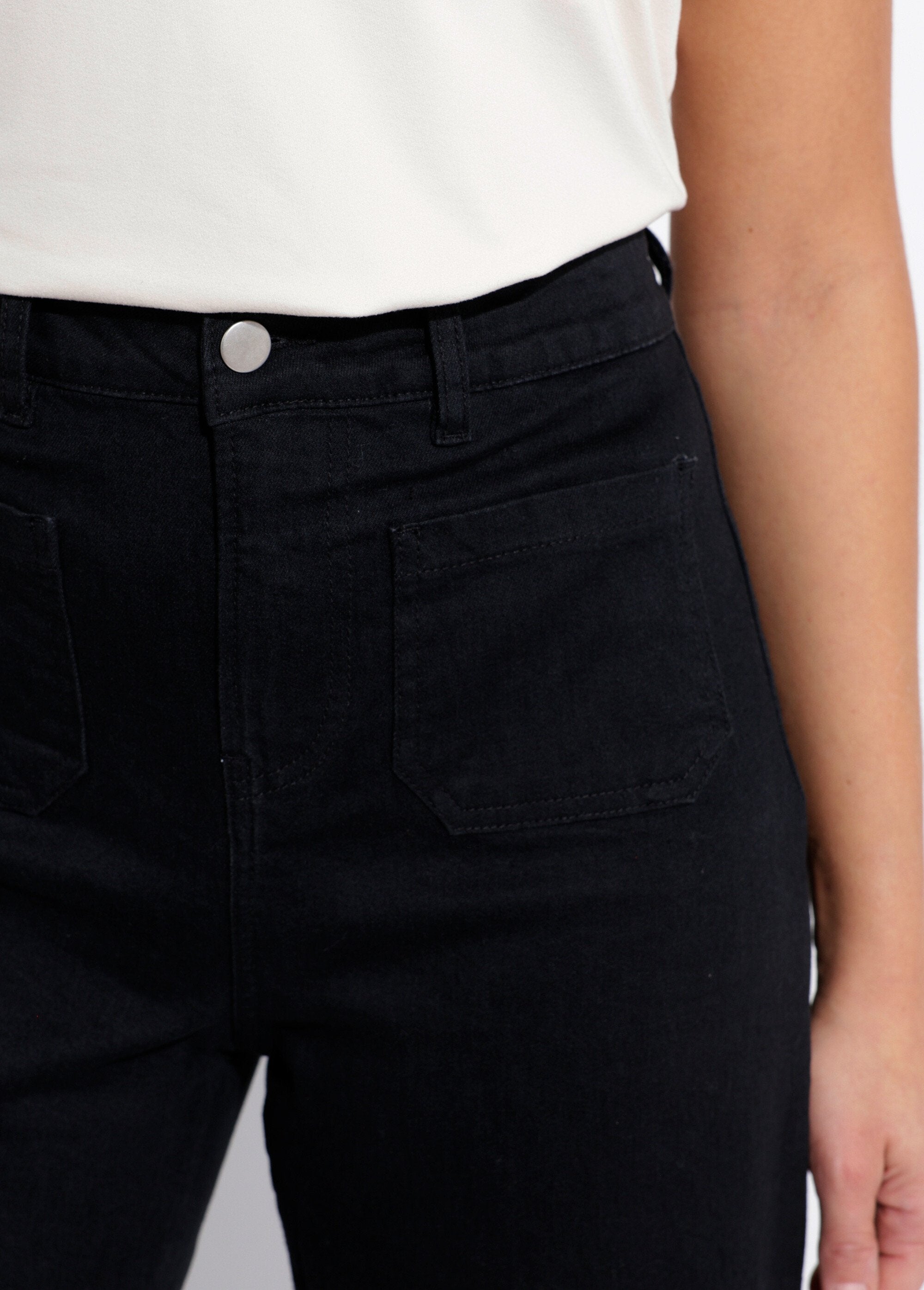 Vaqueros_de_denim_elástico_de_7/8_de_ancho_con_4_bolsillos_Negro_DE1_slim