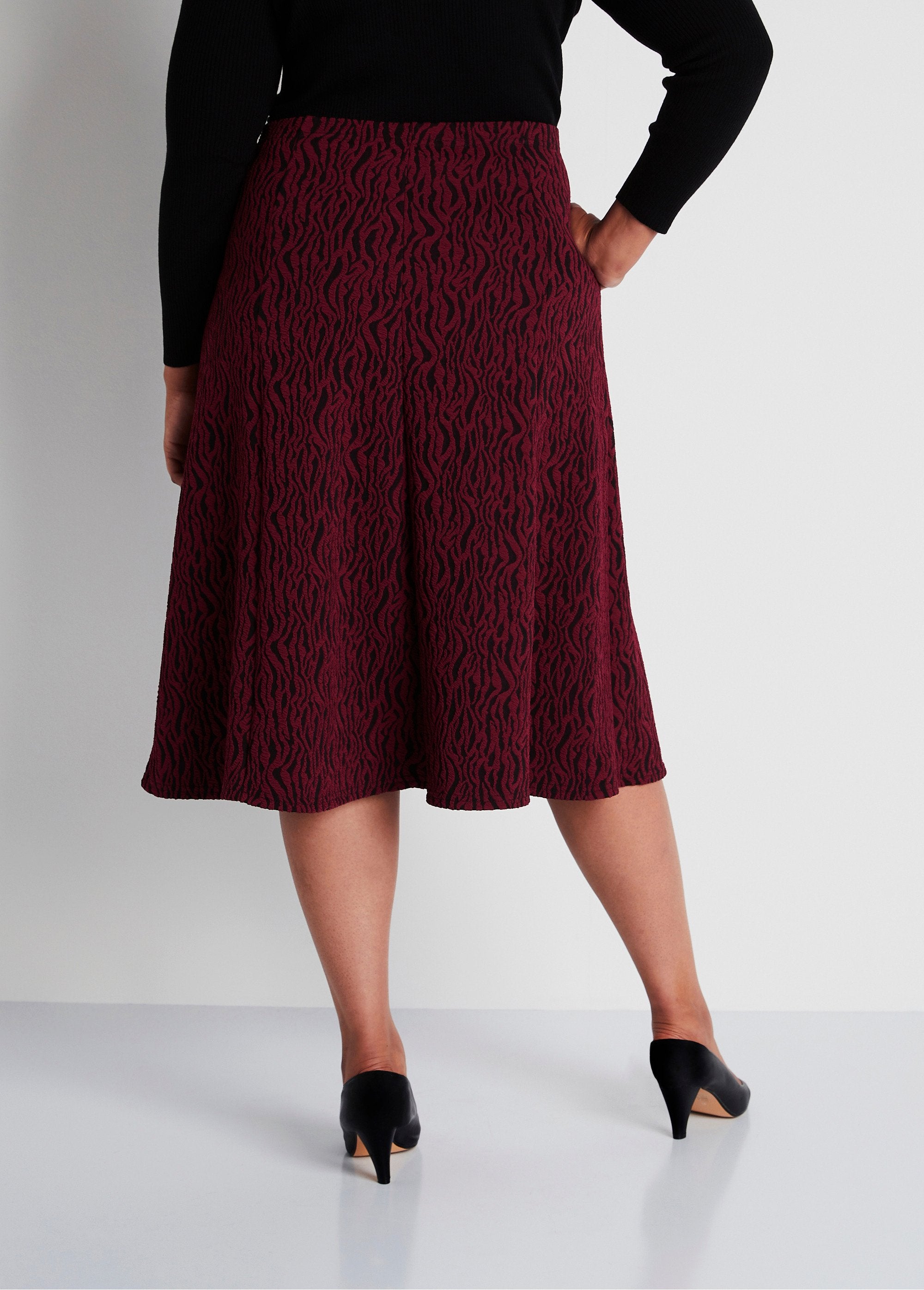 Falda_larga_de_vuelo_en_punto_jacquard_cebra_burdeos_DO1_curvy