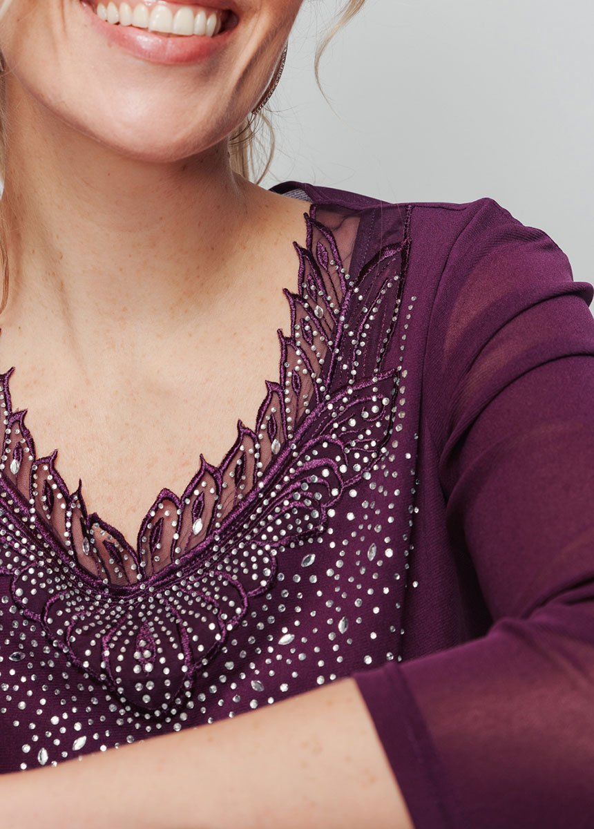 Túnica_de_malla_con_bordados_y_pedrería._Violín_DE1_slim