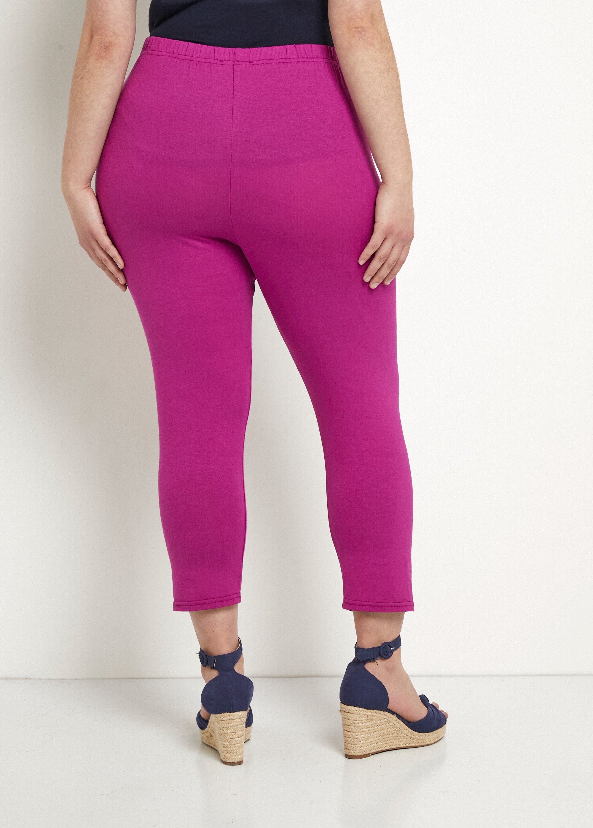 Leggings_cortos_con_cintura_elástica_y_elásticos_grosella_negra_simple_DO1_curvy