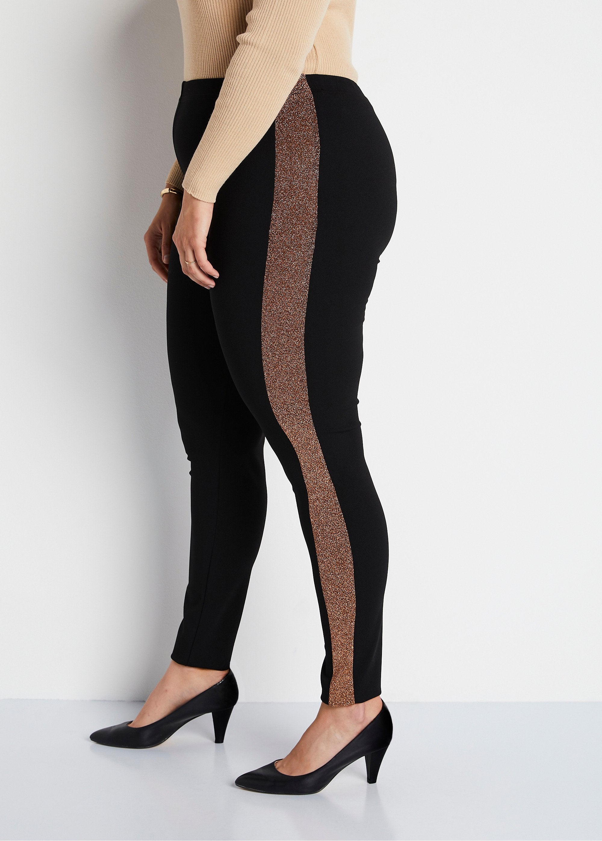 Leggings_con_cintura_elástica_y_laterales_brillantes._Negro_DR1_curvy