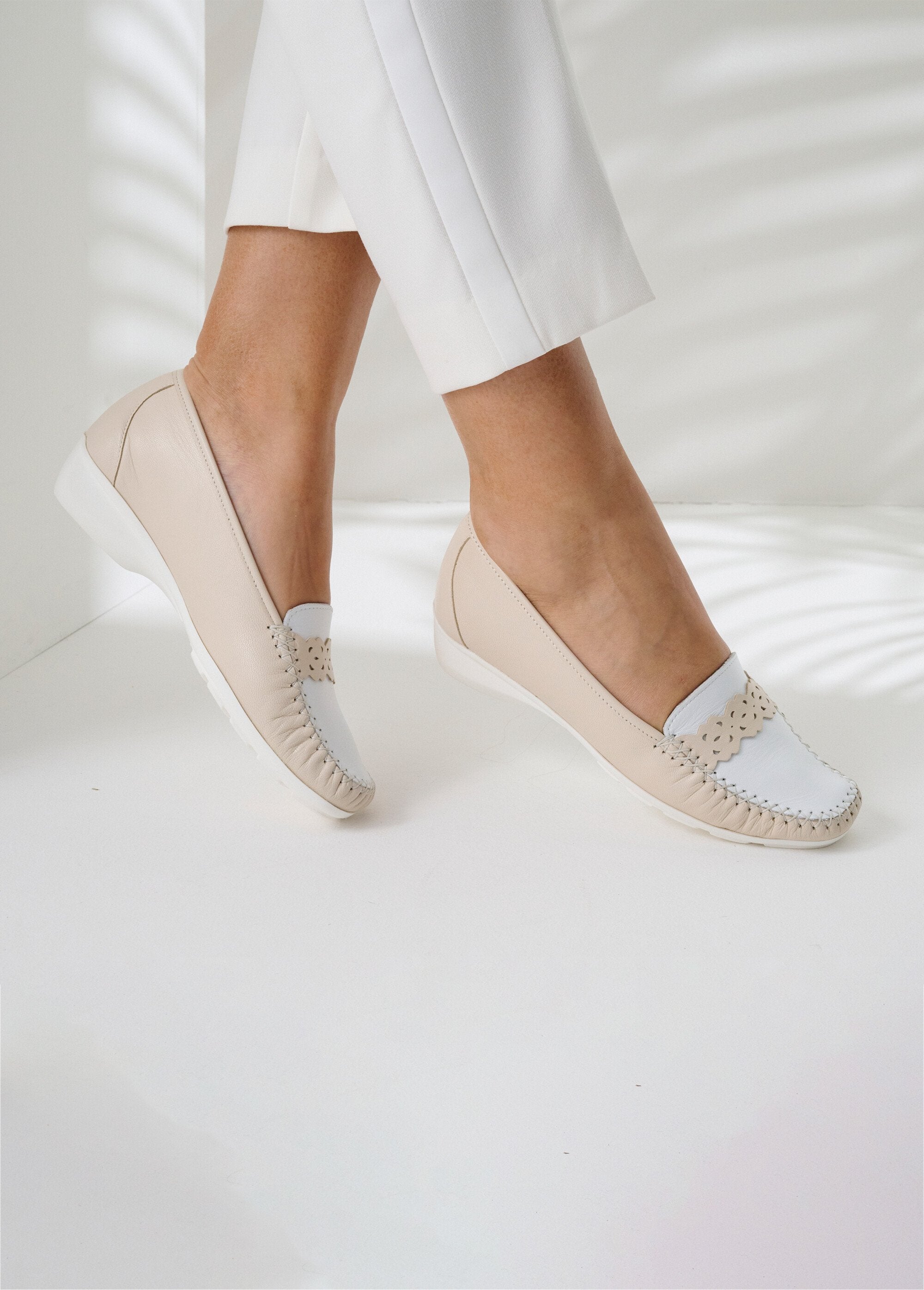 Mocasines_piel_ancho_confort_Beige_y_blanco_SF1_slim