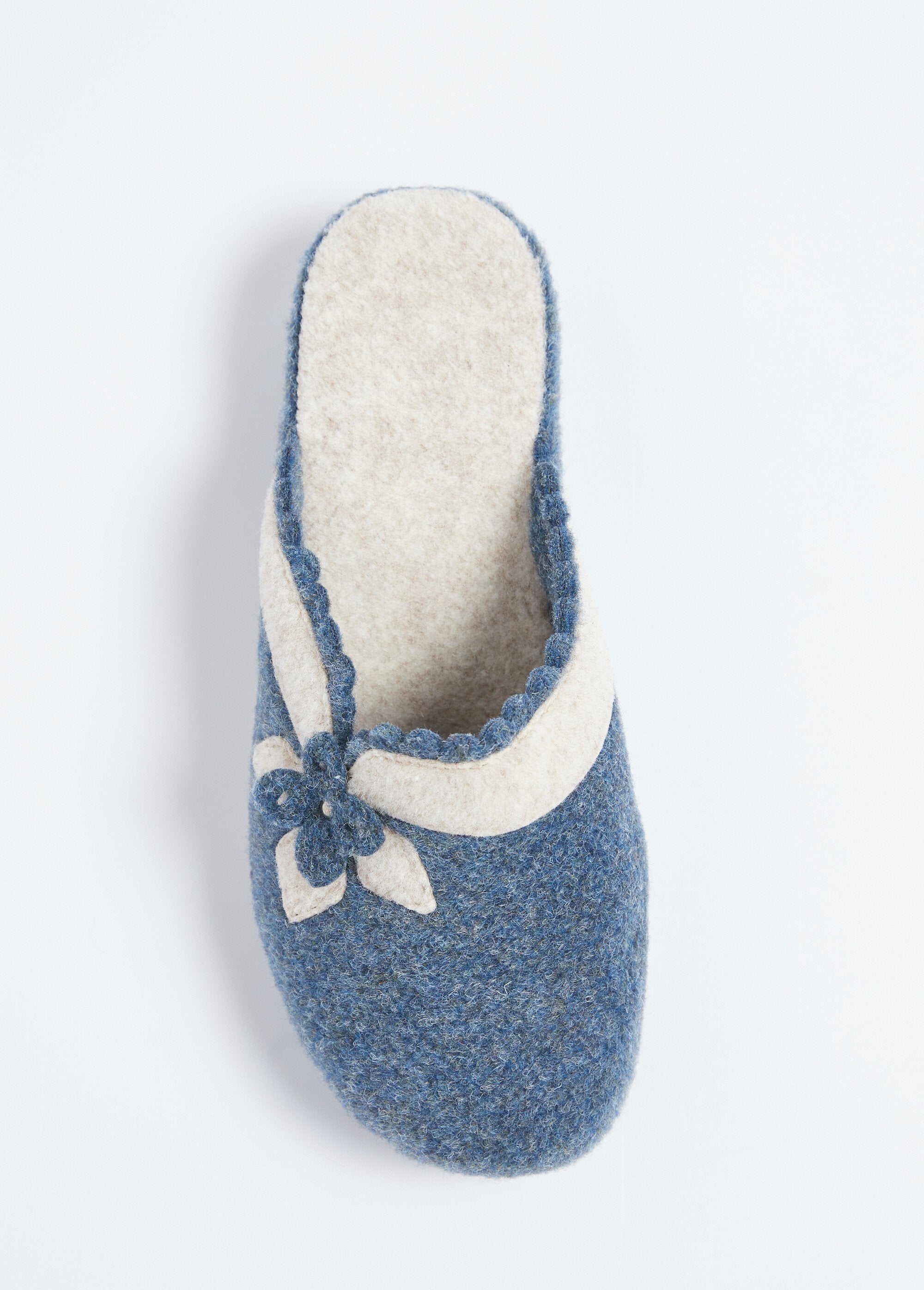 Mules_de_fieltro_con_aplicación_floral._Marina_OV1_slim
