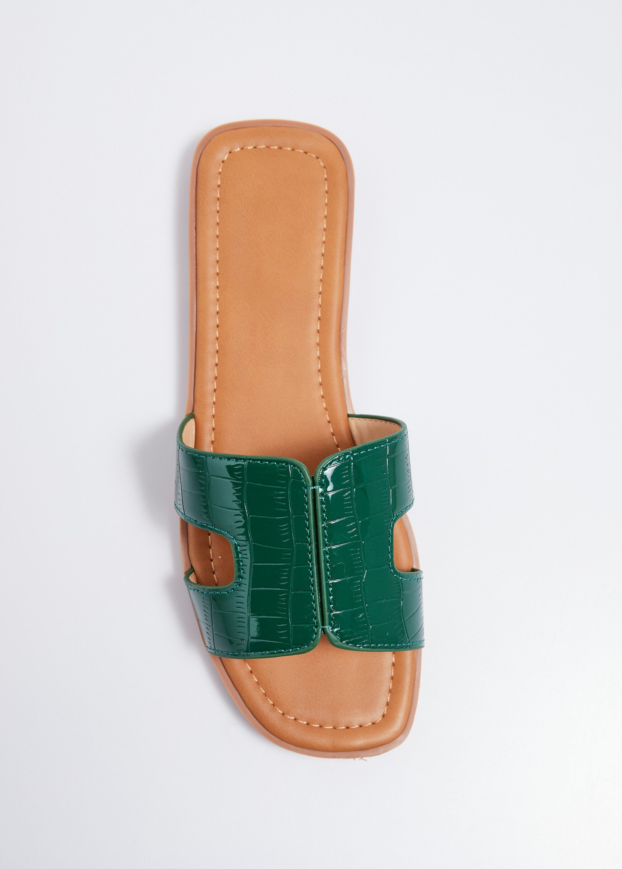 Mules_planos_de_charol,_imitación_cocodrilo_barniz_verde_OV1_slim