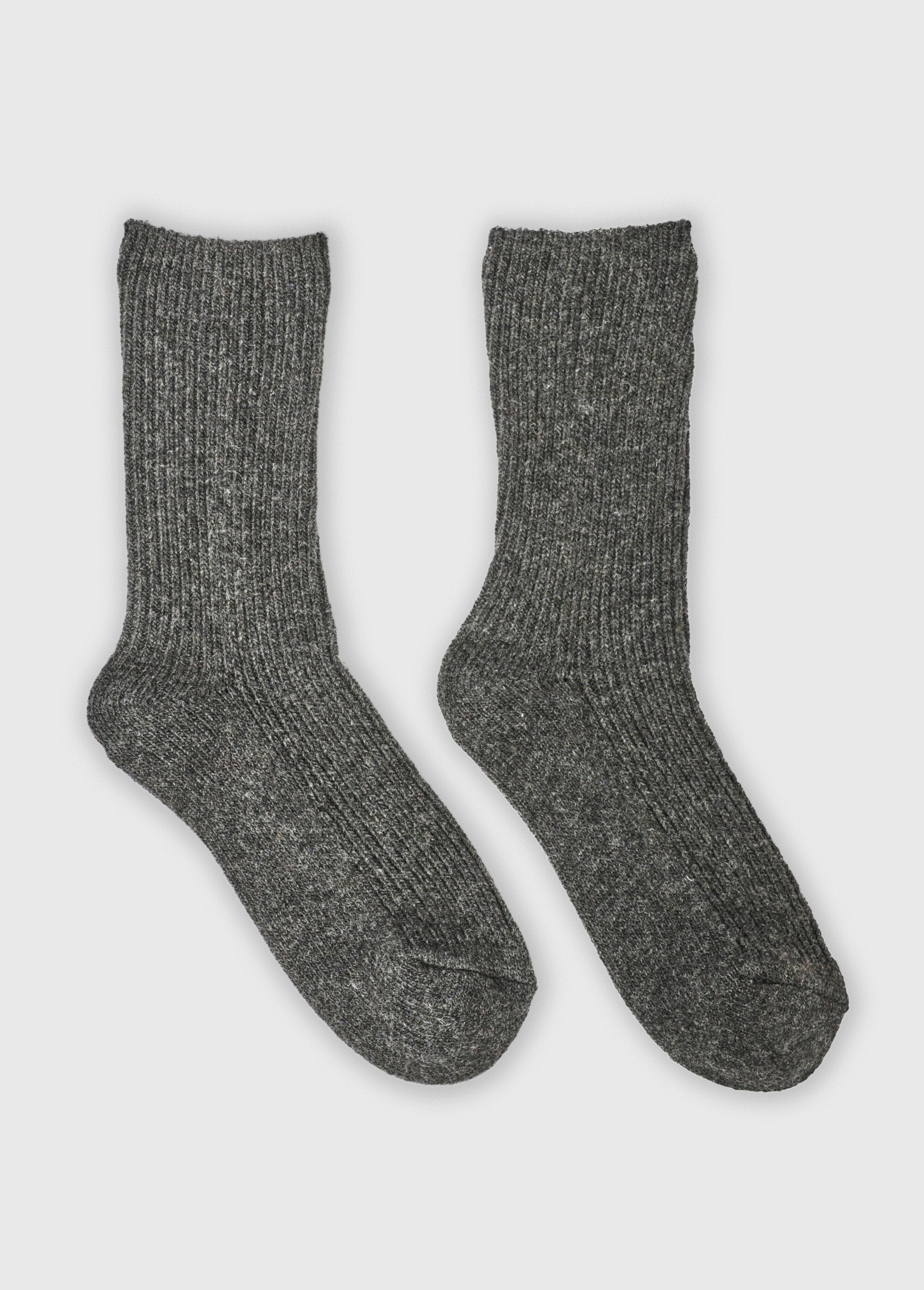 Par_de_calcetines_de_lana_de_canalé_fino_Gris_oscuro_FA1_slim