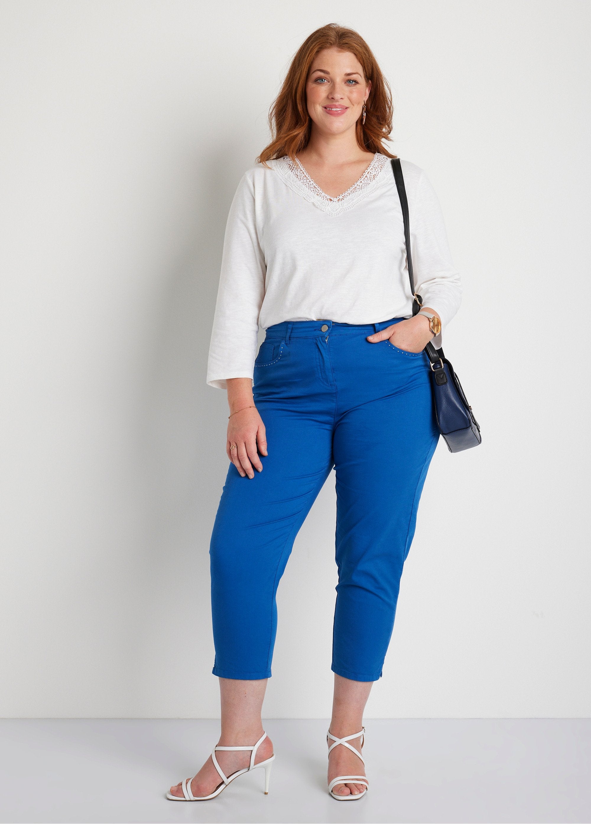 Pantalón_cropped_con_cinturón_elástico_y_5_bolsillos_azul_duro_SF1_curvy