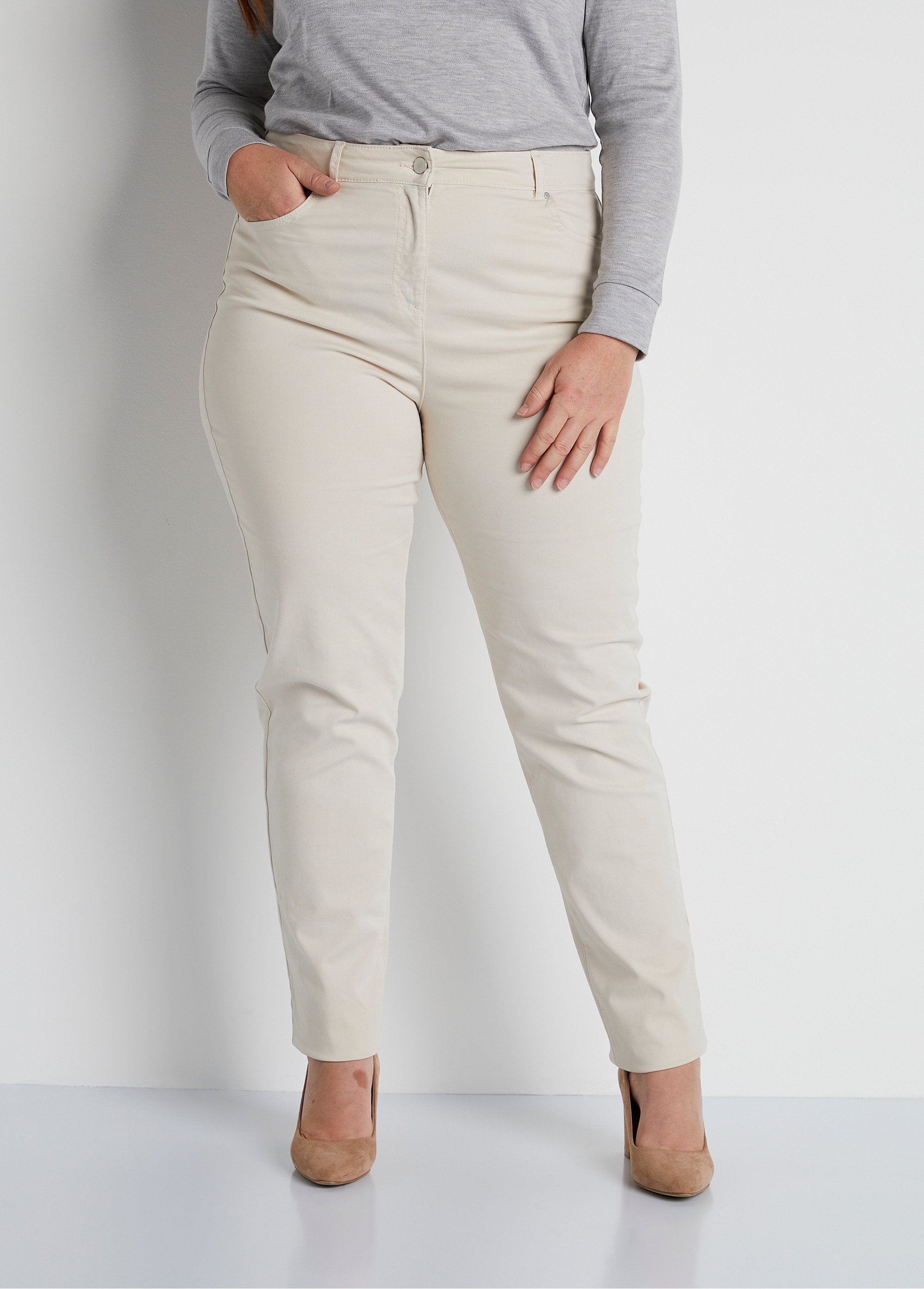 Pantalón_recto_de_cinco_bolsillos_de_algodón_elástico_Beige_FA2_curvy