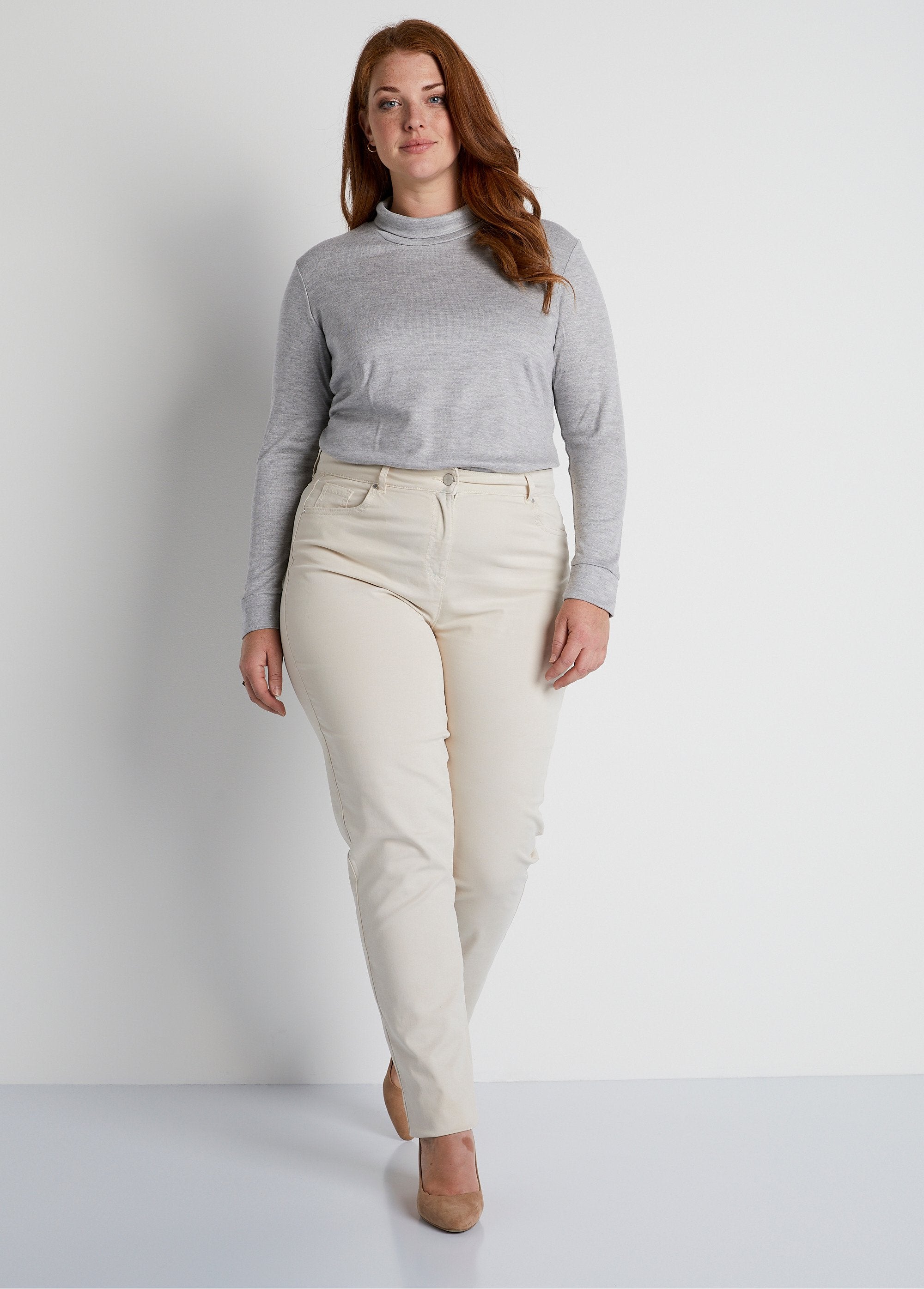 Pantalón_recto_de_cinco_bolsillos_de_algodón_elástico_Beige_SF1_curvy