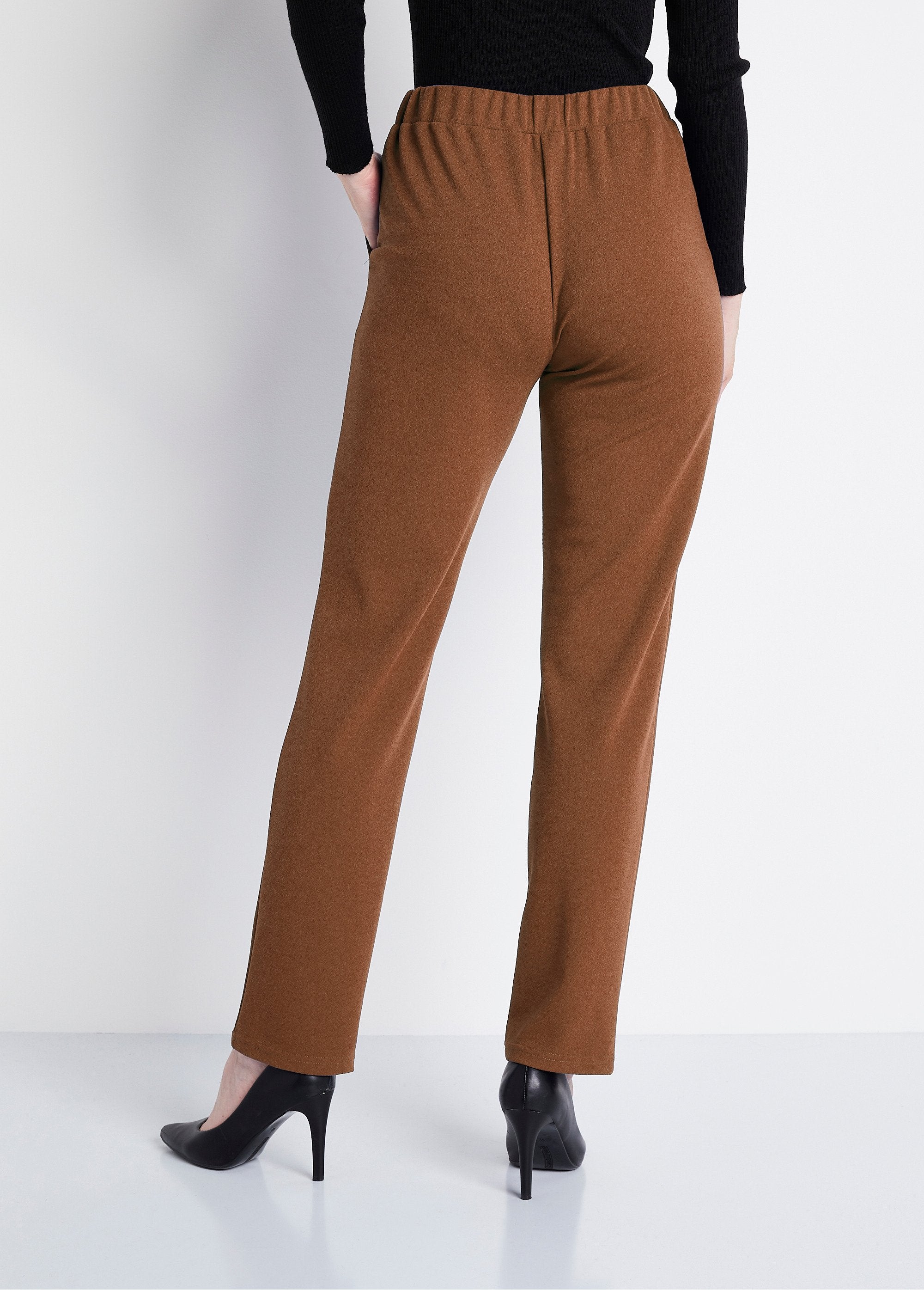 Pantalón_recto_con_cintura_elástica_y_punto_crepé_camello_DO1_slim