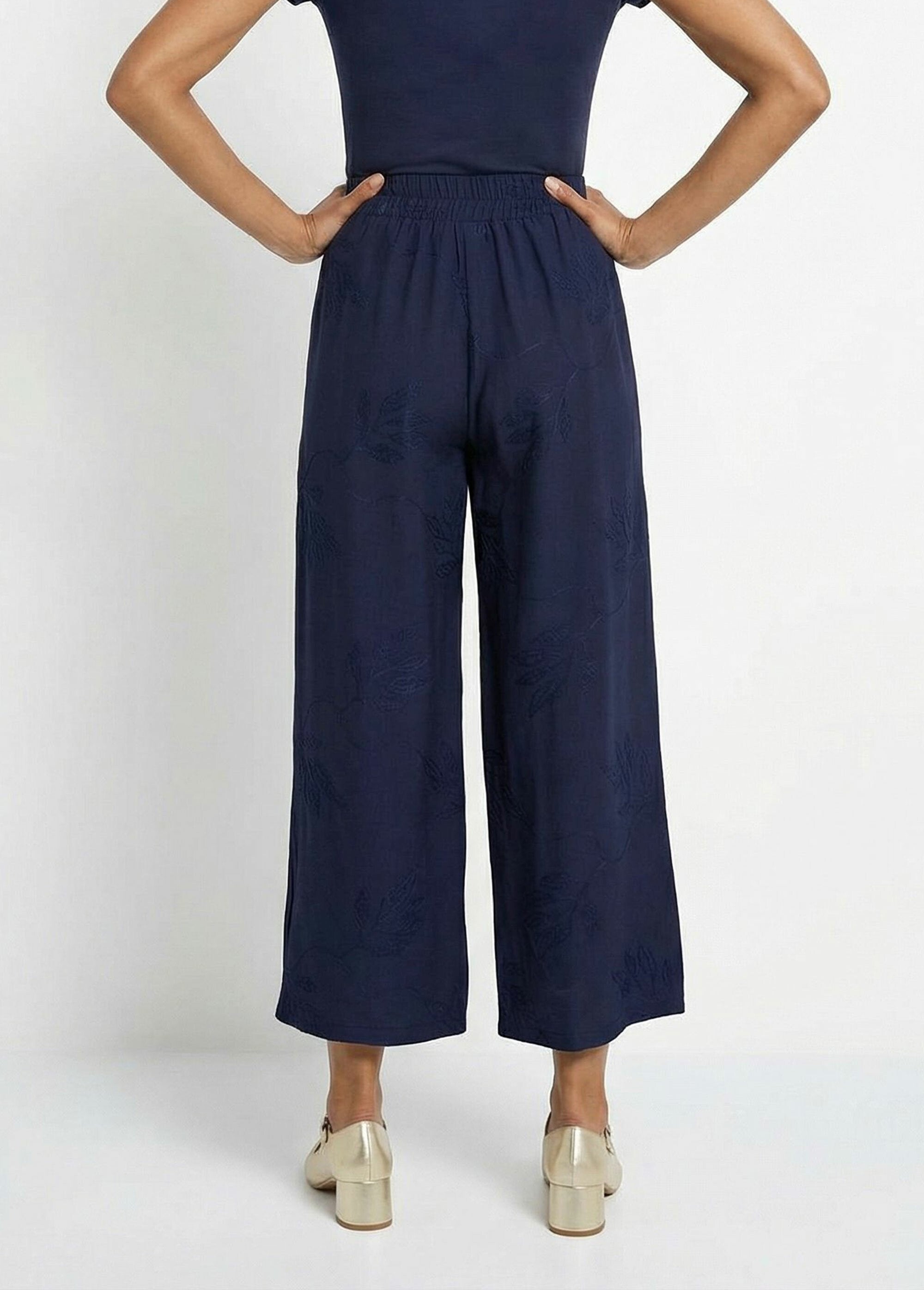 Pantalón_elástico_de_pierna_ancha_con_bordado_de_hojas_Marina_DO1_slim