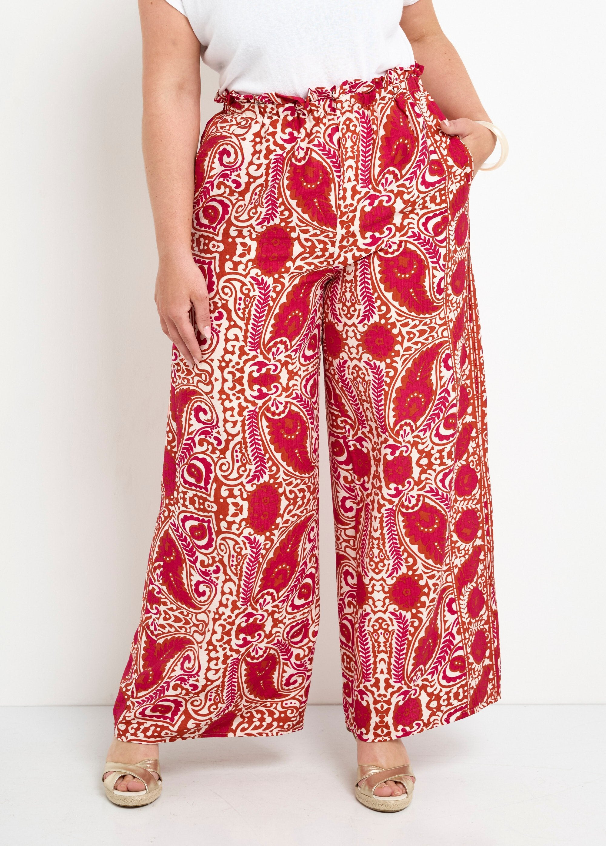 Pantalones_anchos_y_fluidos_con_estampado_étnico_Estampados_de_rosas_FA1_curvy