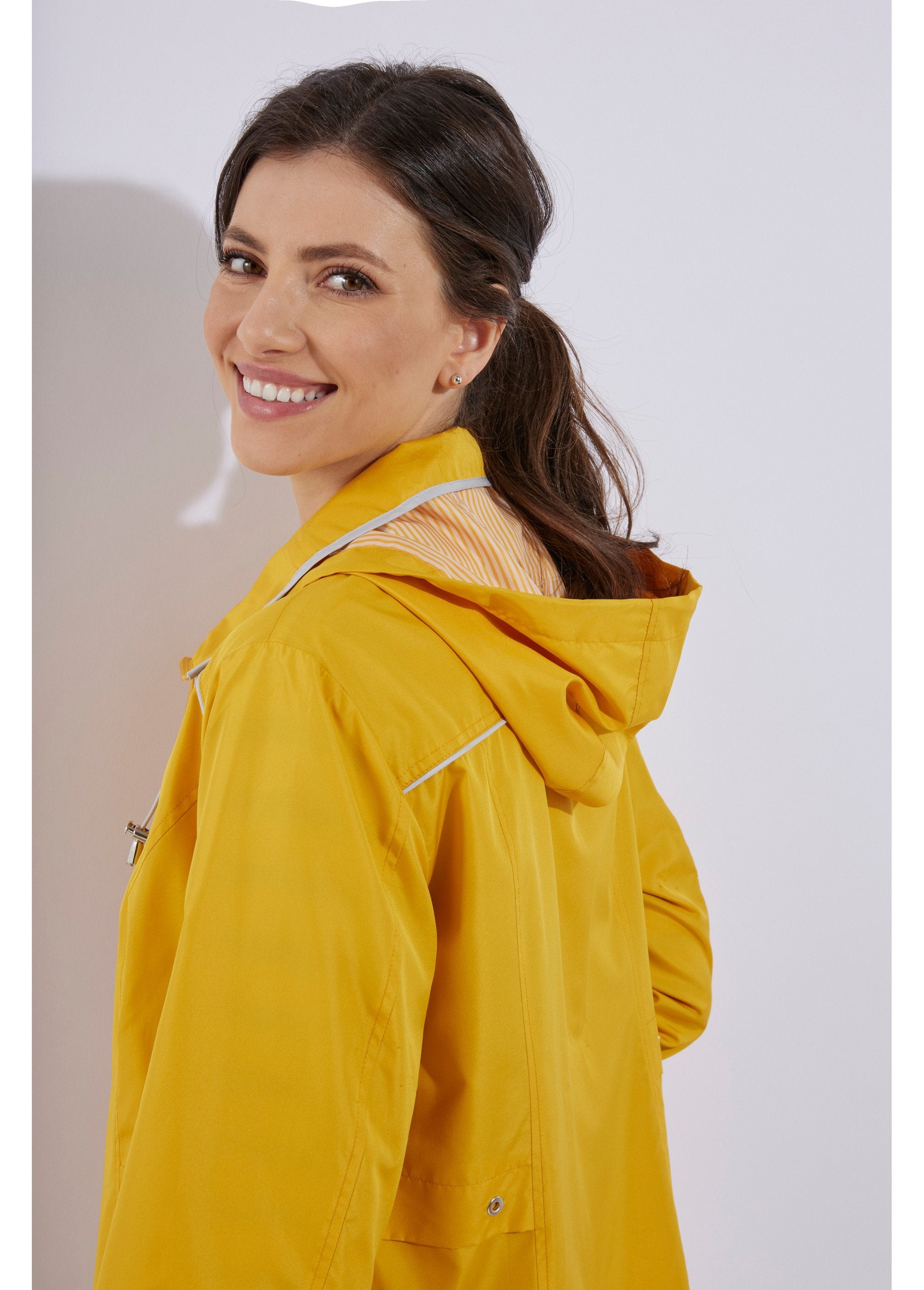 Parka_corta_con_cremallera_Mostaza_DE1_slim
