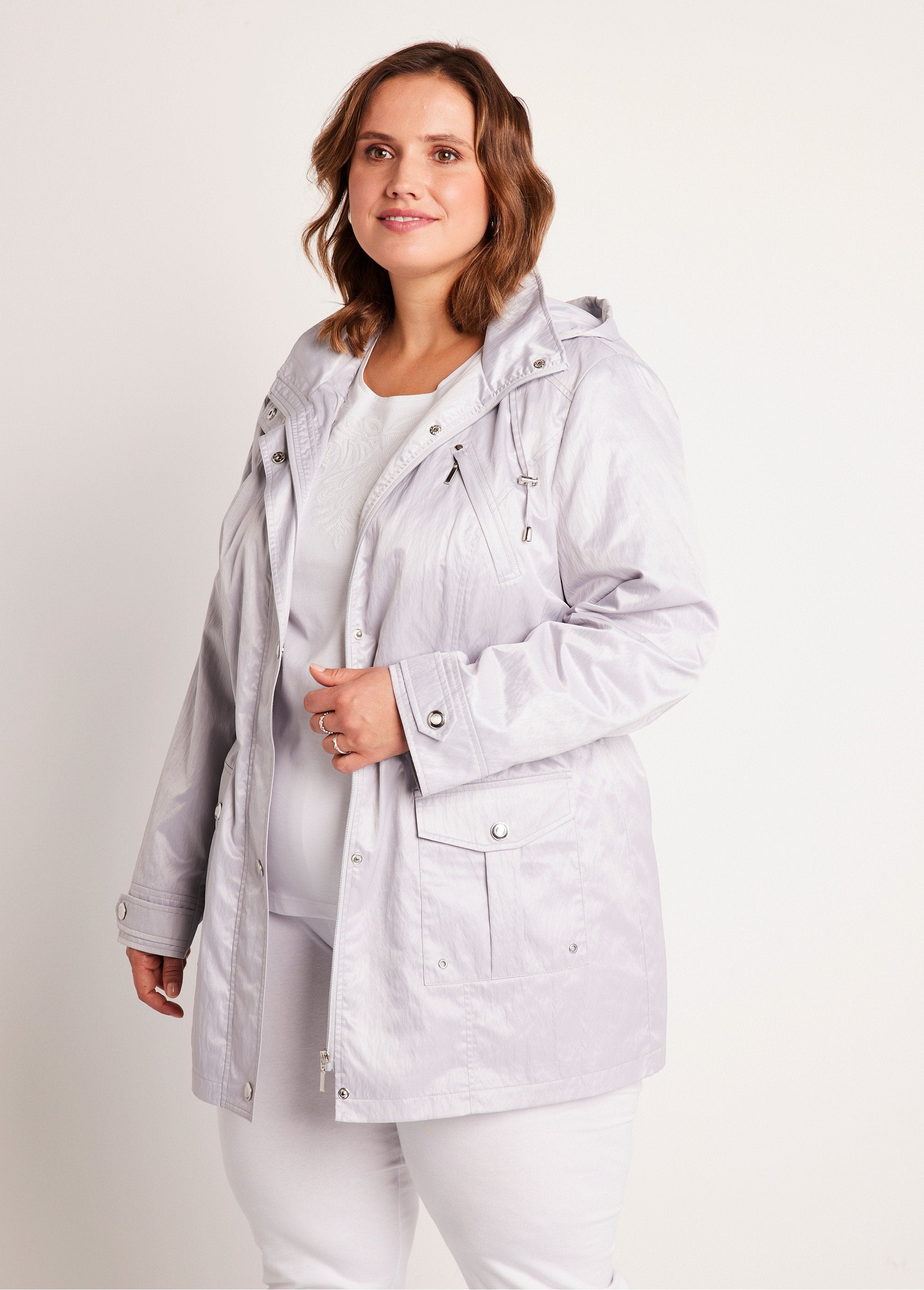 Parka_con_cremallera_y_botones_automáticos_Gris_plateado_FA2_curvy