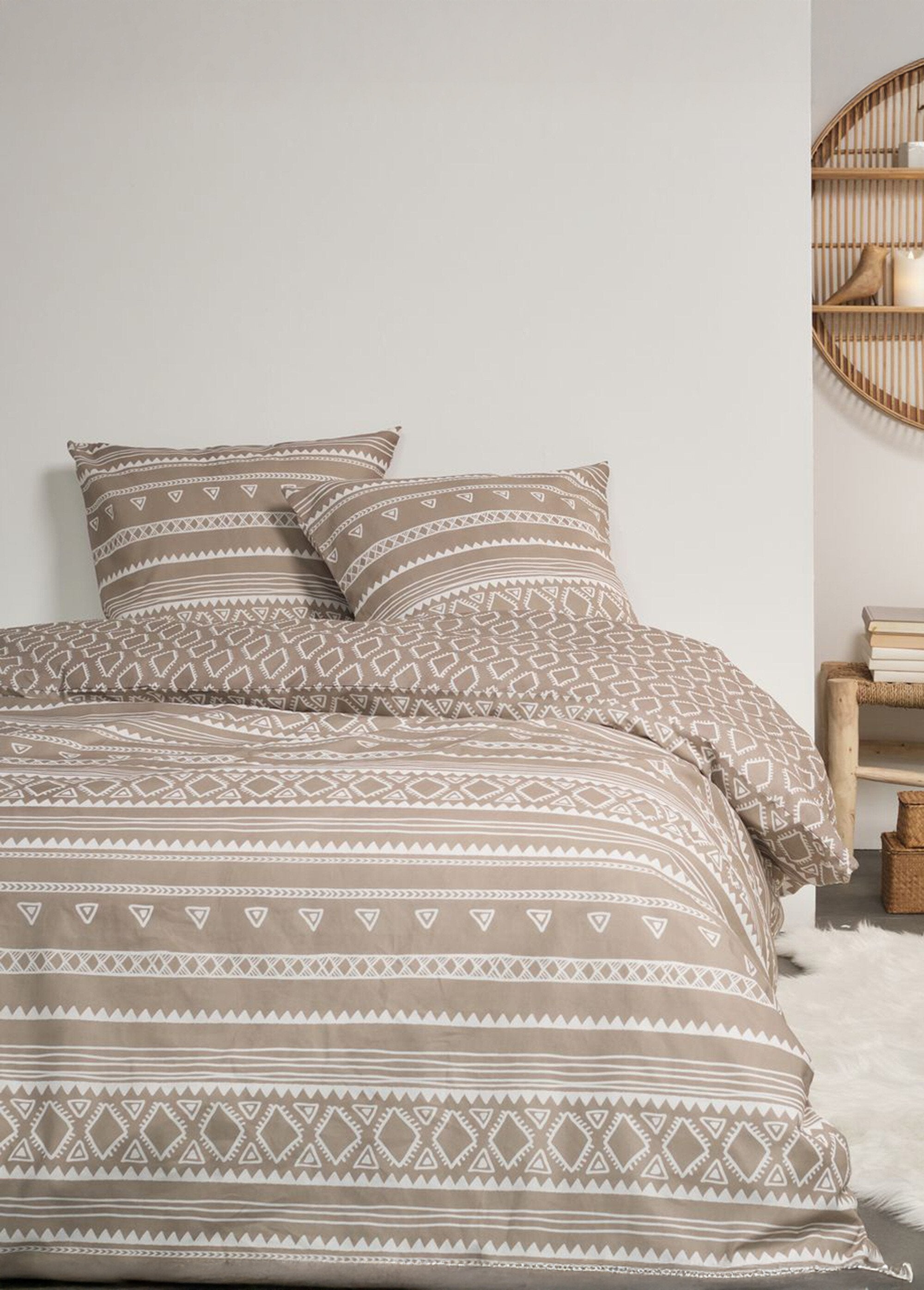 Juego_de_cama_de_franela_étnica,_240_x_220_cm_Beige_y_blanco_FA1_slim