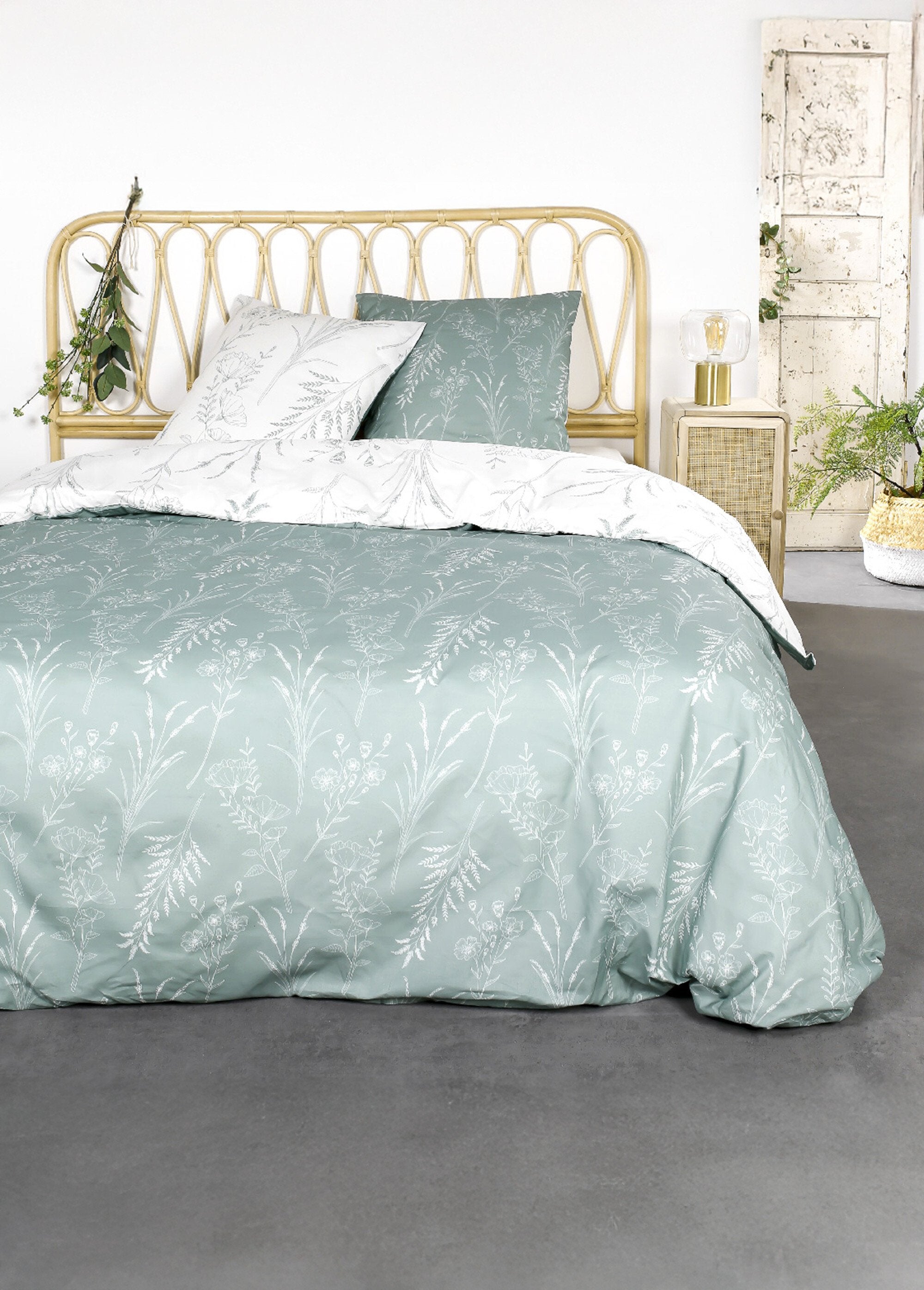 Juego_de_cama_de_franela_240_x_220_cm,_estampado_floral_Verde_claro_y_blanco_FA1_slim