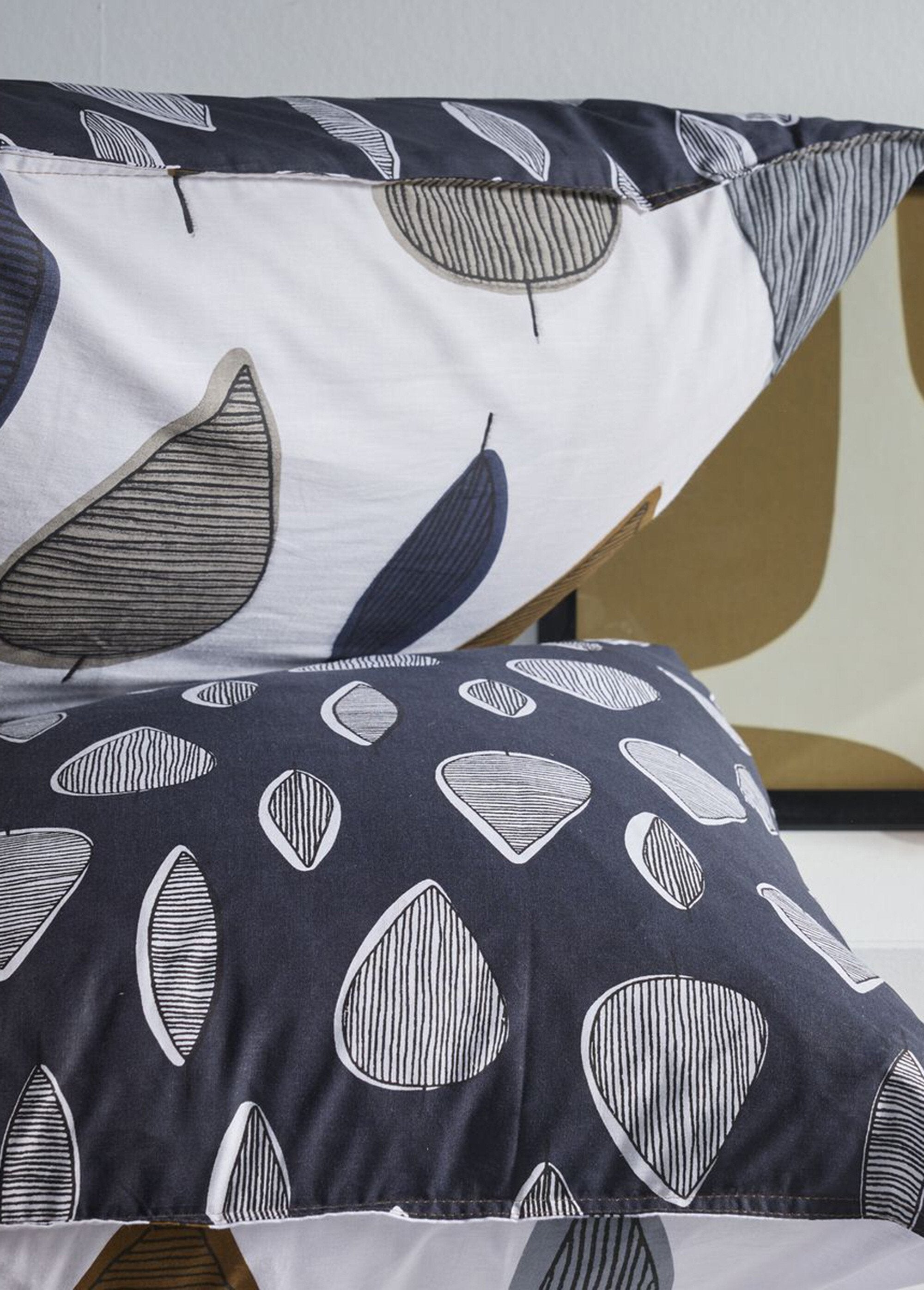 Juego_de_cama_de_algodón_puro,_240_x_220_cm,_estampado_de_árboles_Blanco_y_azul_marino_DE1_slim