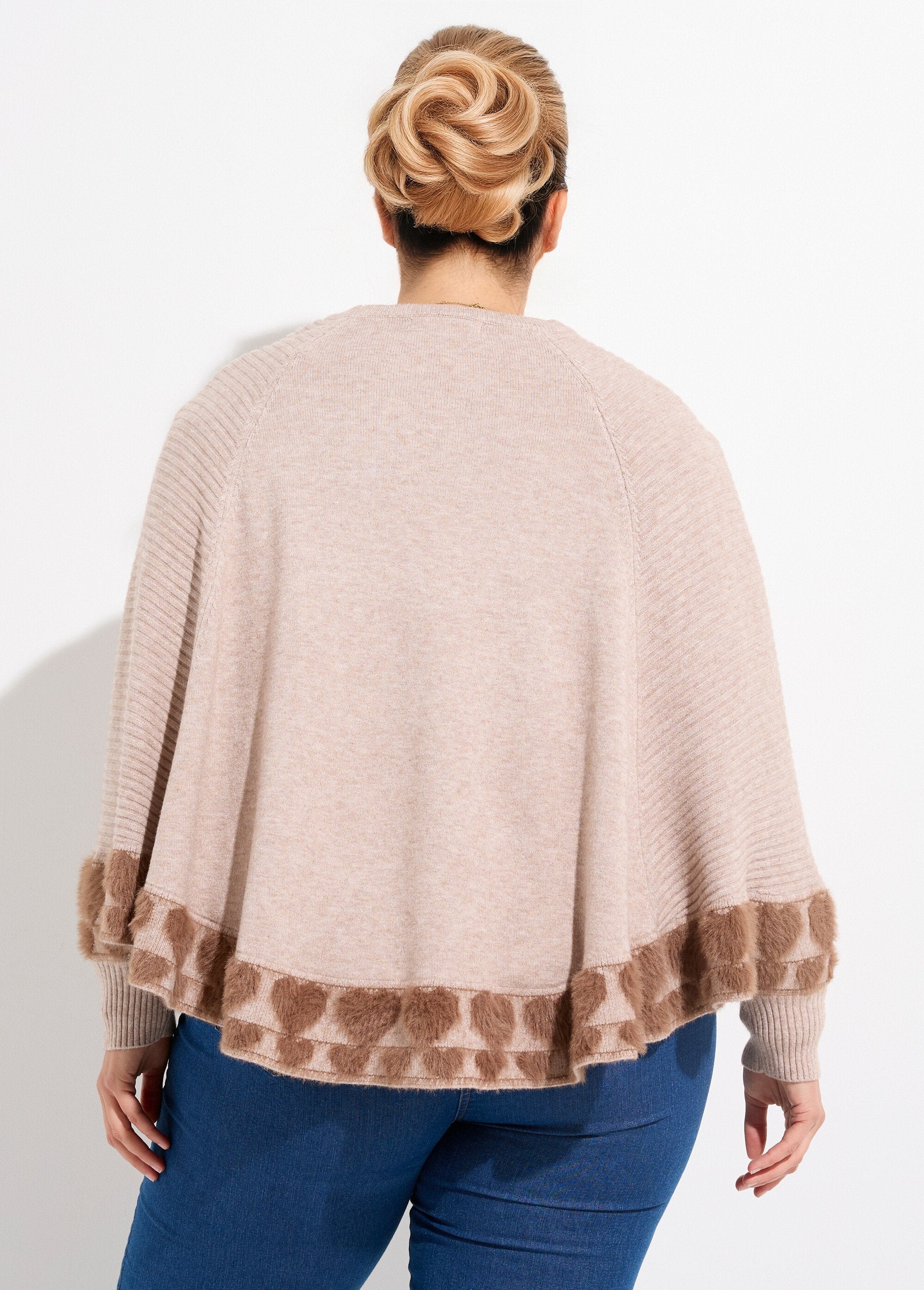 Poncho_capa_tejido_en_forma_de_corazón_con_cuello_redondo_Lunar_DO1_curvy
