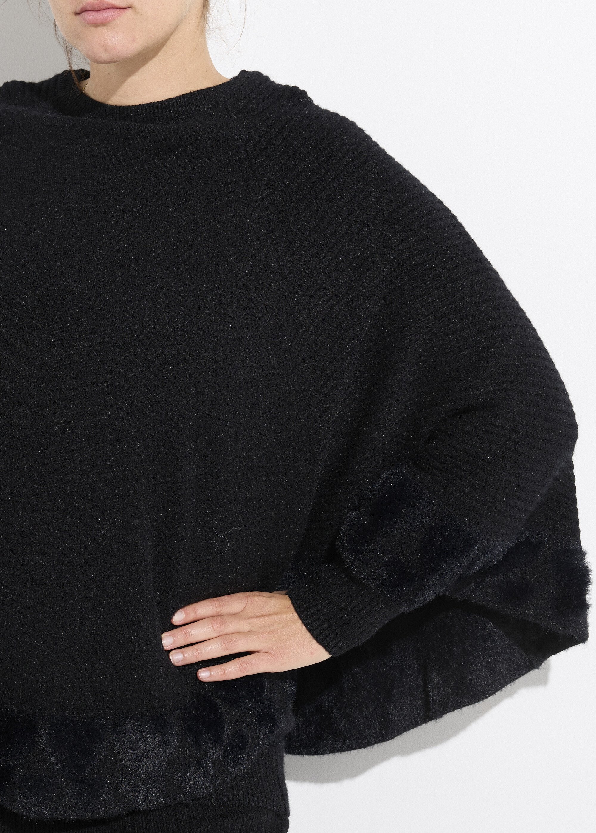 Poncho_capa_tejido_en_forma_de_corazón_con_cuello_redondo_Negro_DE1_curvy