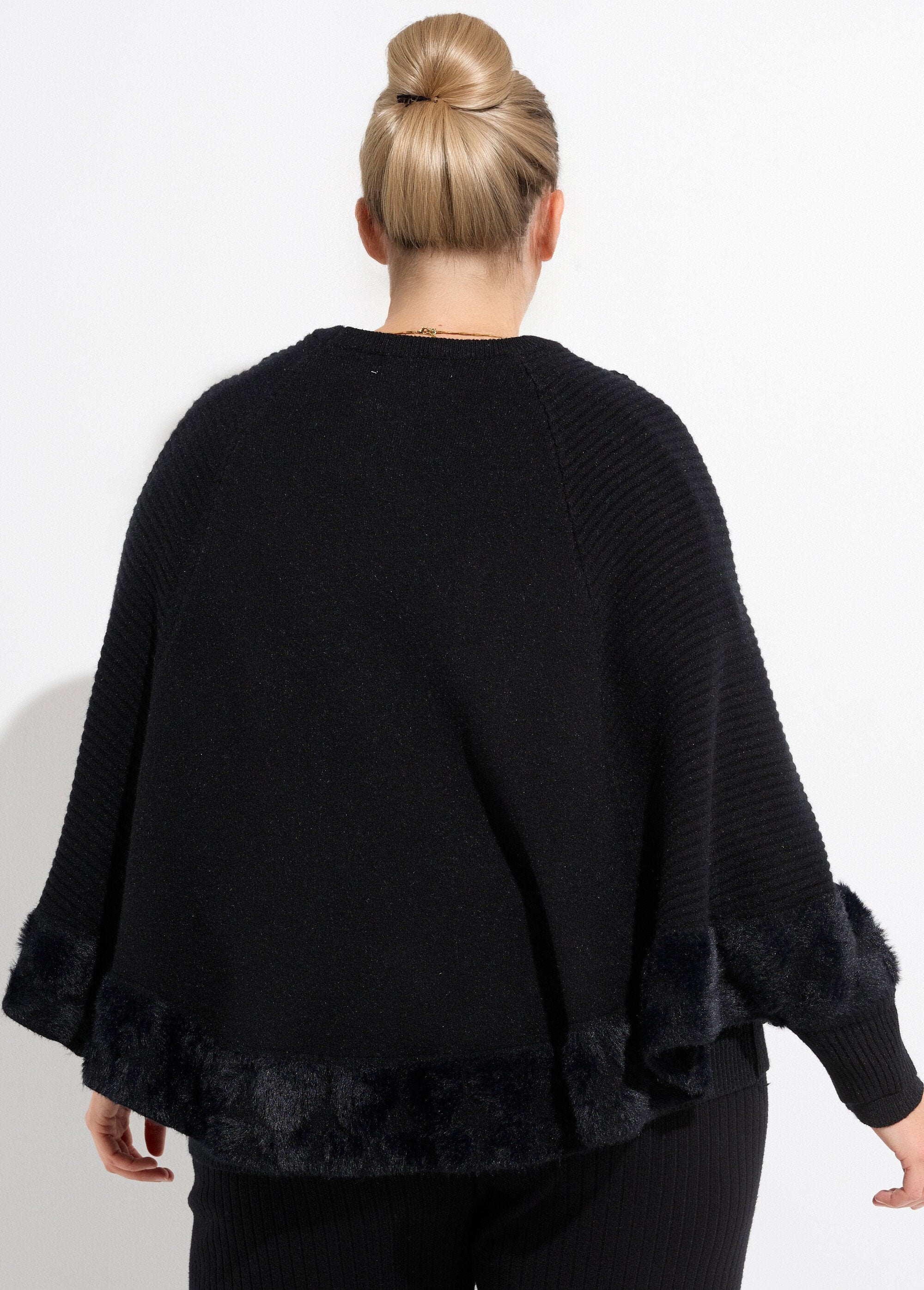 Poncho_capa_tejido_en_forma_de_corazón_con_cuello_redondo_Negro_DO1_curvy