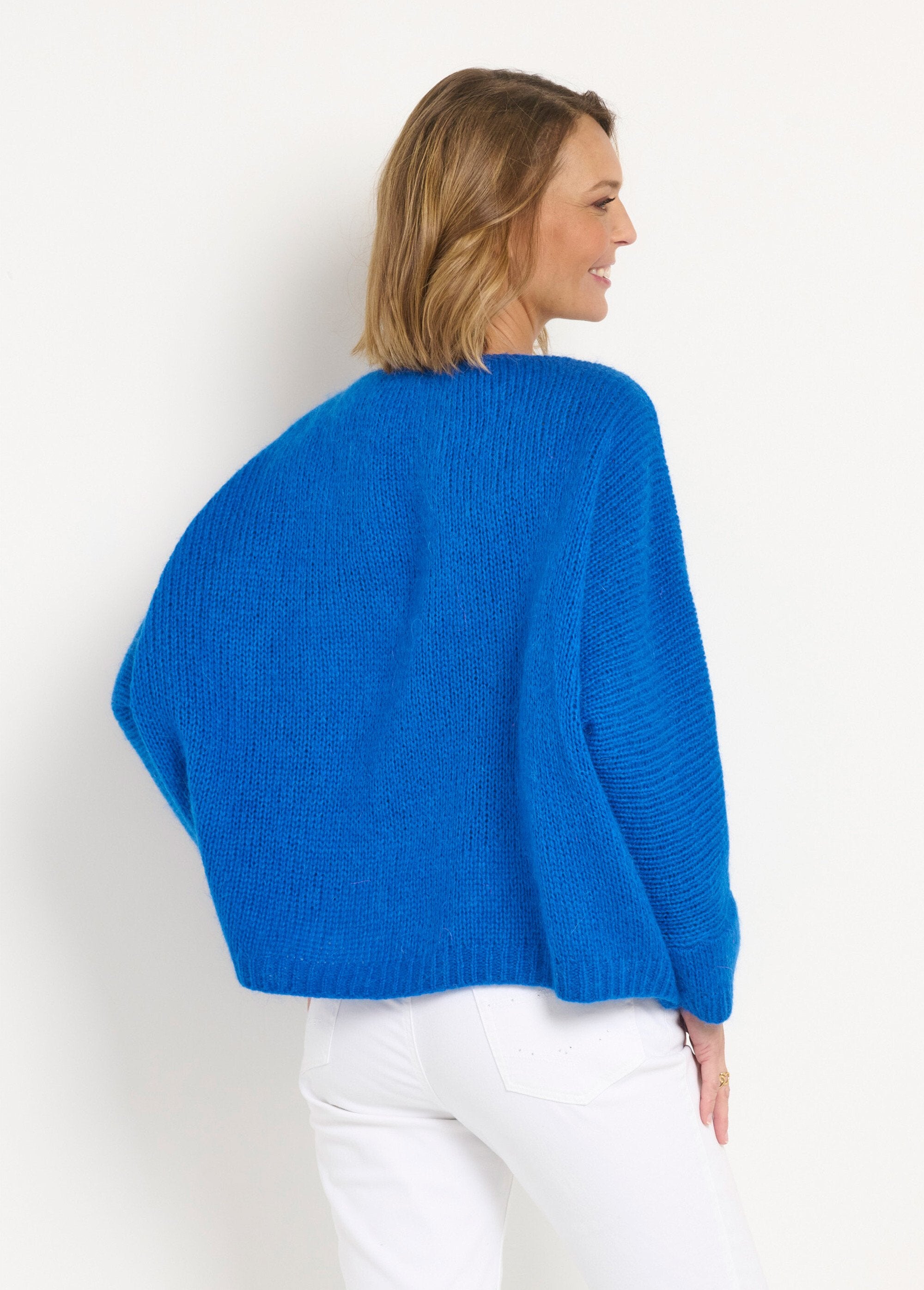 Suéter_cálido_de_lana_mohair_con_cuello_en_V_y_sisas_caídas_Azul_electrico_DO1_slim