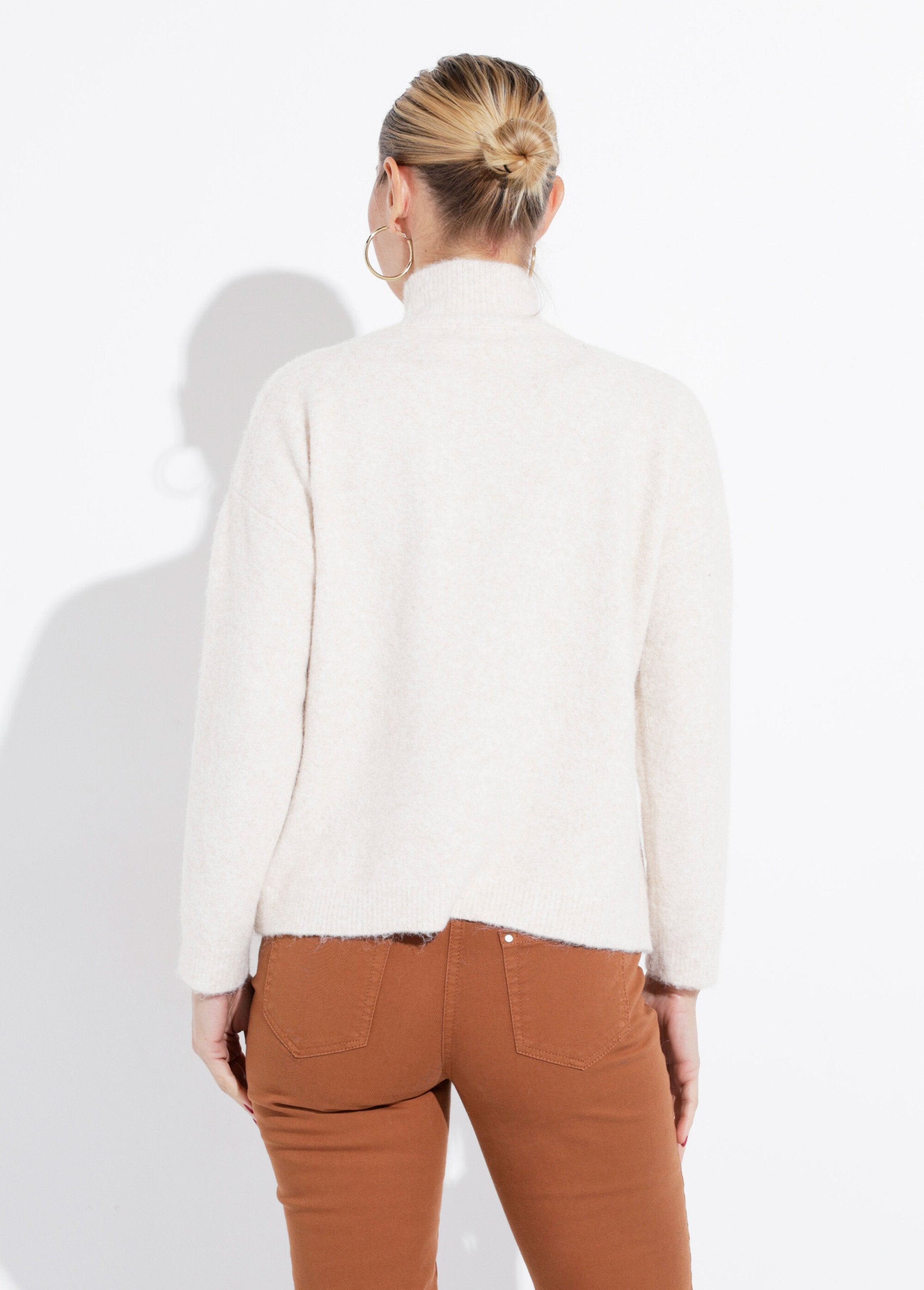 Suéter_de_cuello_alto_de_punto_esponjoso_Beige_DO1_slim
