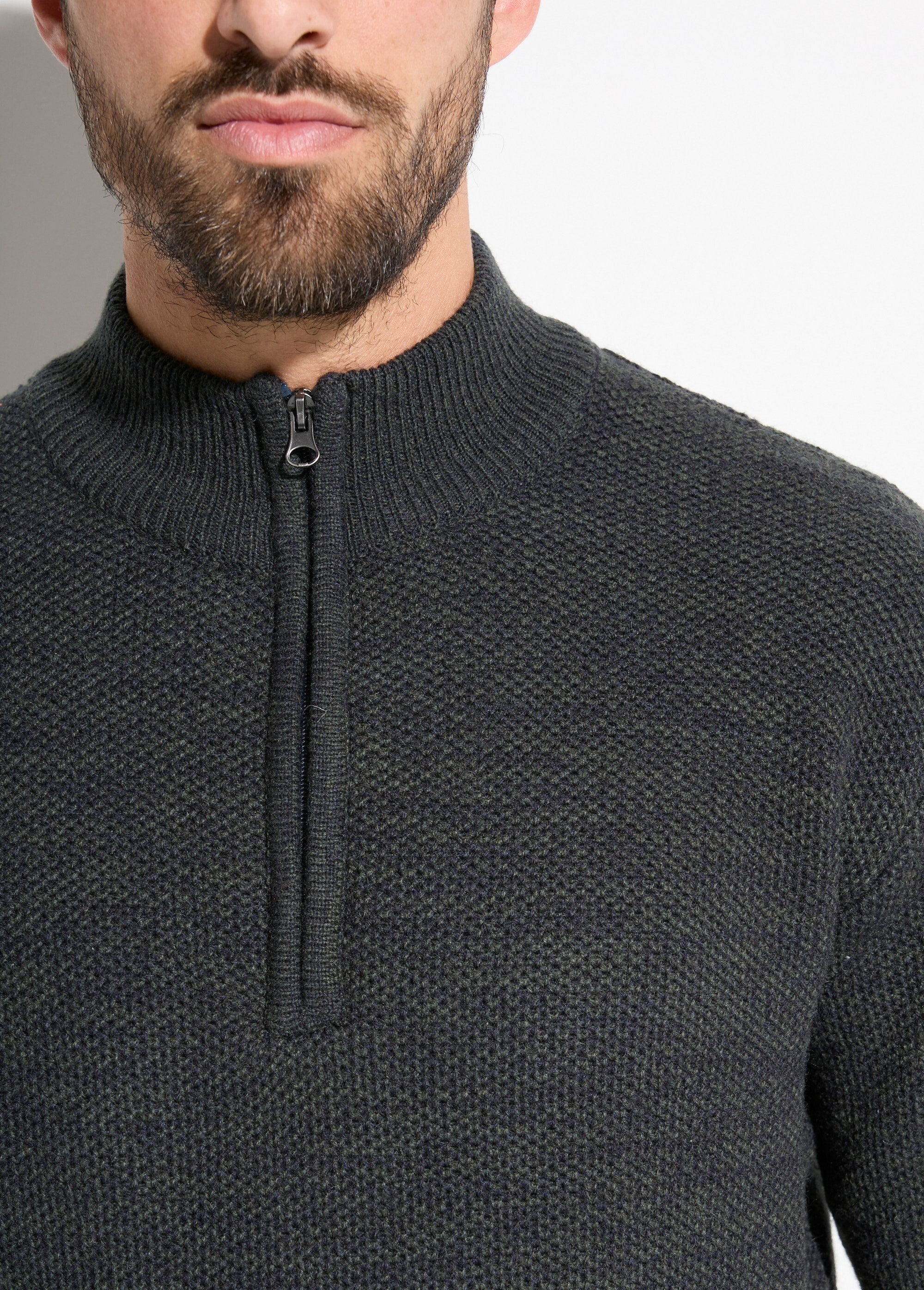 Suéter_de_cuello_alto_con_cremallera_en_punto_de_lana_jaspeada_Verde_DE1_slim