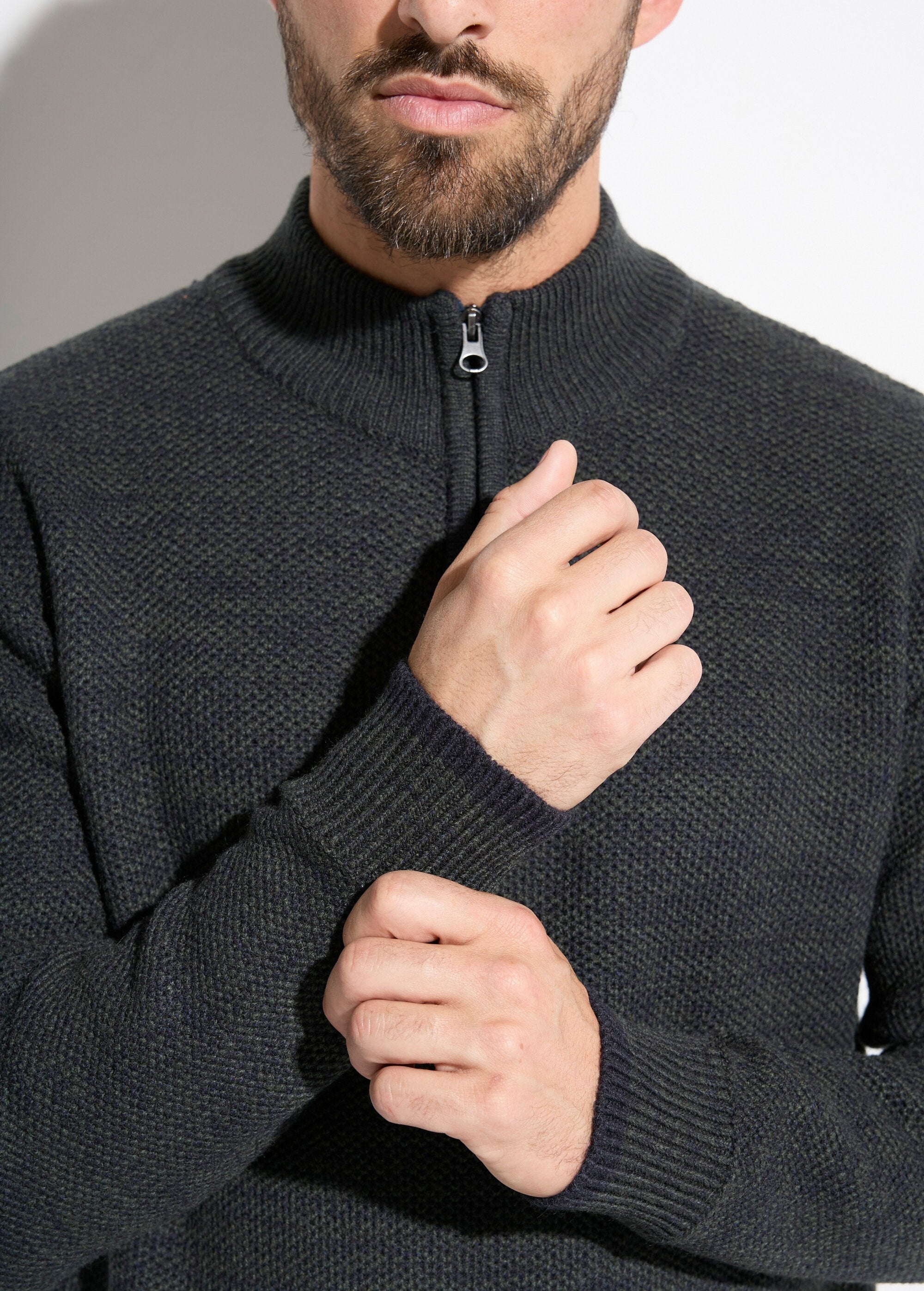Suéter_de_cuello_alto_con_cremallera_en_punto_de_lana_jaspeada_Verde_DE2_slim
