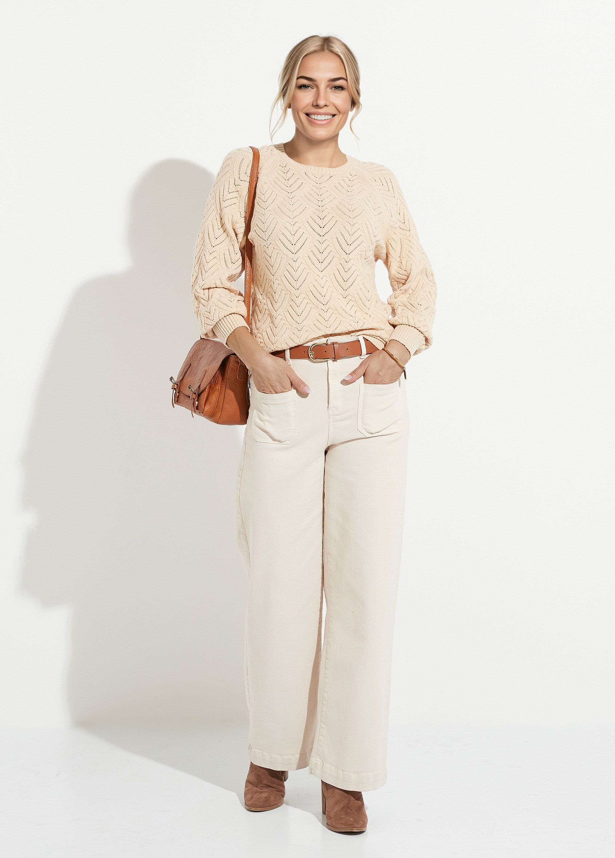 Suéter_corto_suave_de_cuello_redondo_con_patrón_calado_Beige_SF1_slim
