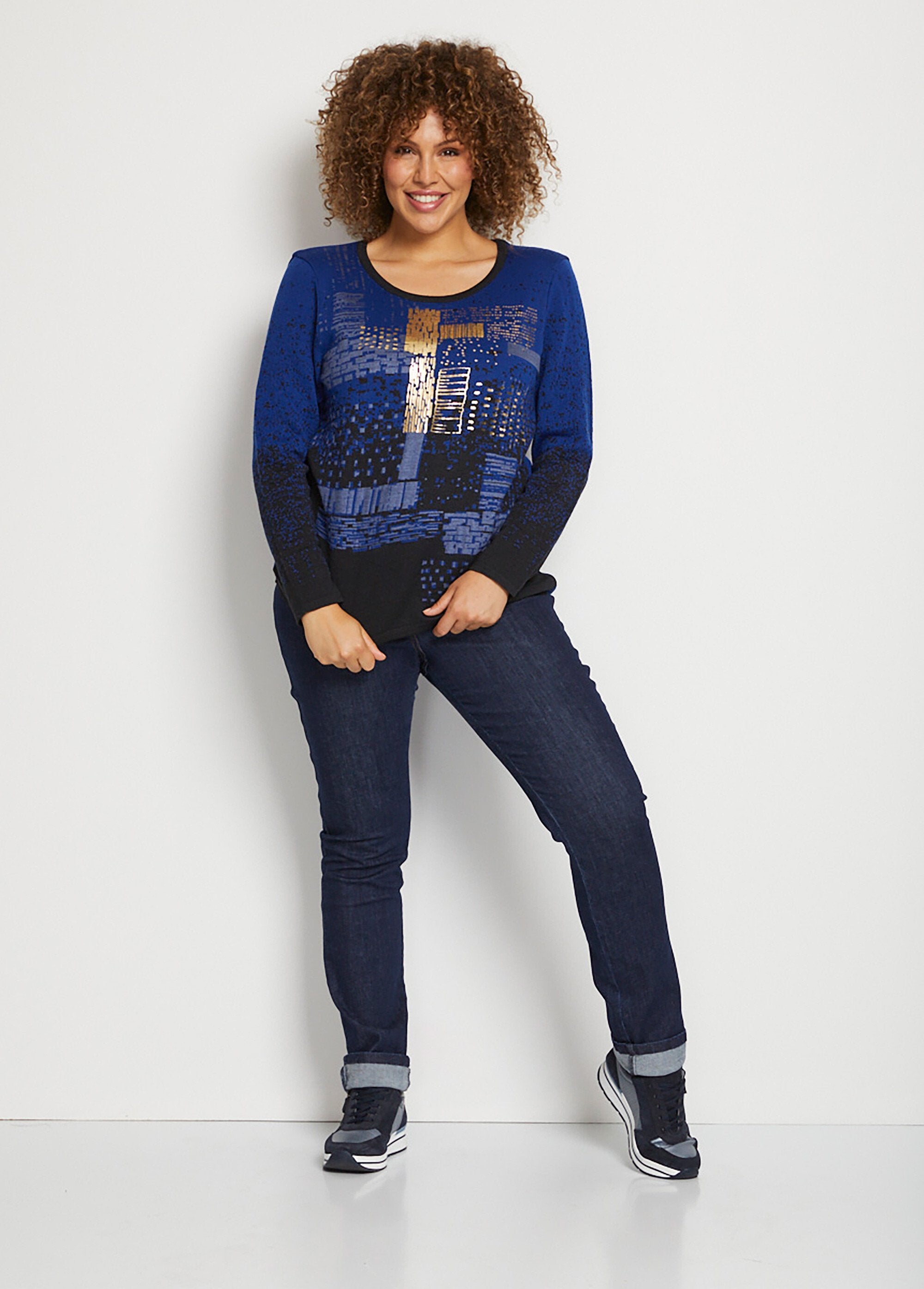 Cálido_jersey_de_cuello_redondo_en_jacquard_de_lana_merino_Negro_y_azul_SF1_curvy