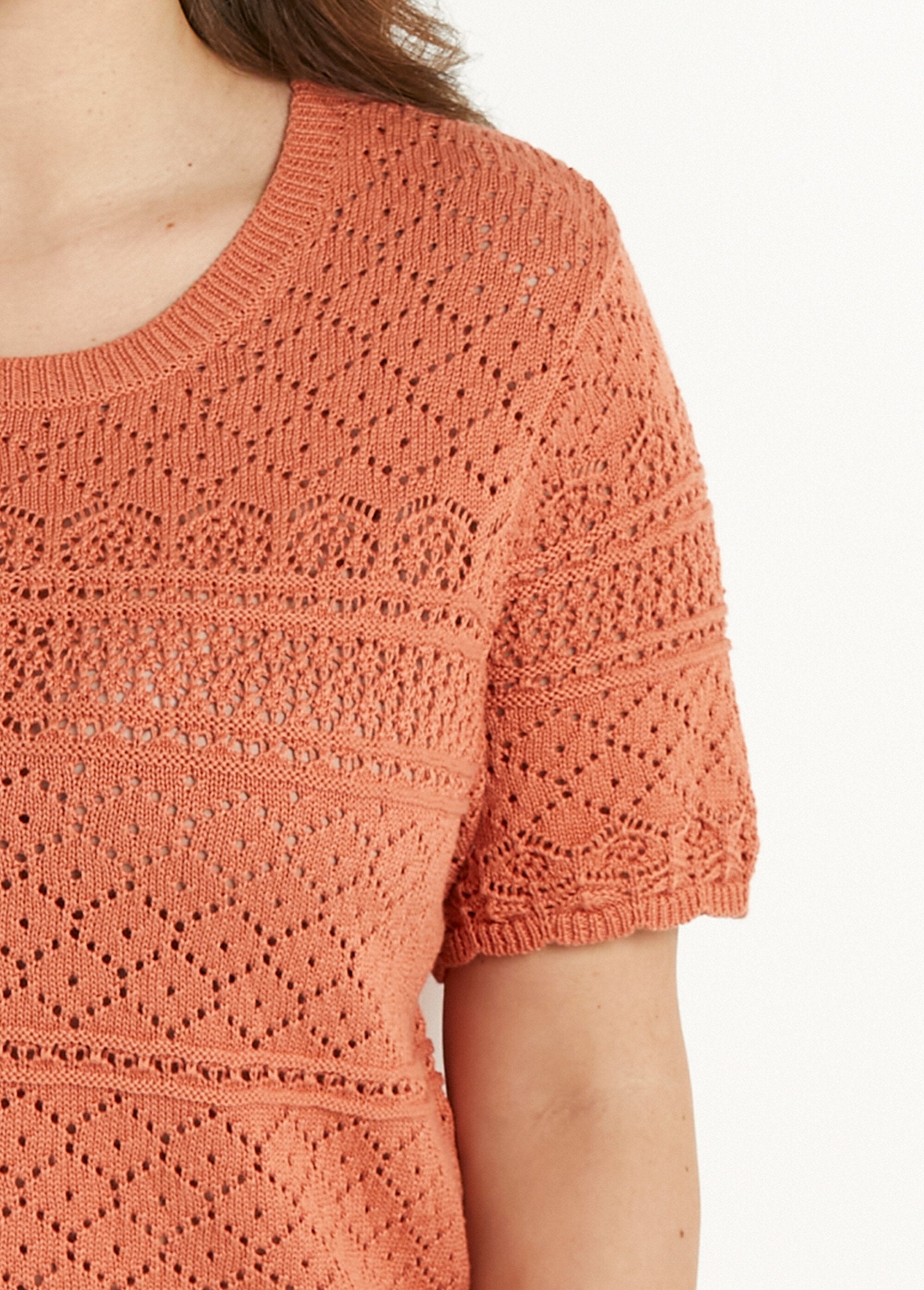 Jersey_blusón_calado_de_manga_corta_con_cuello_redondo_Picante_DE1_curvy