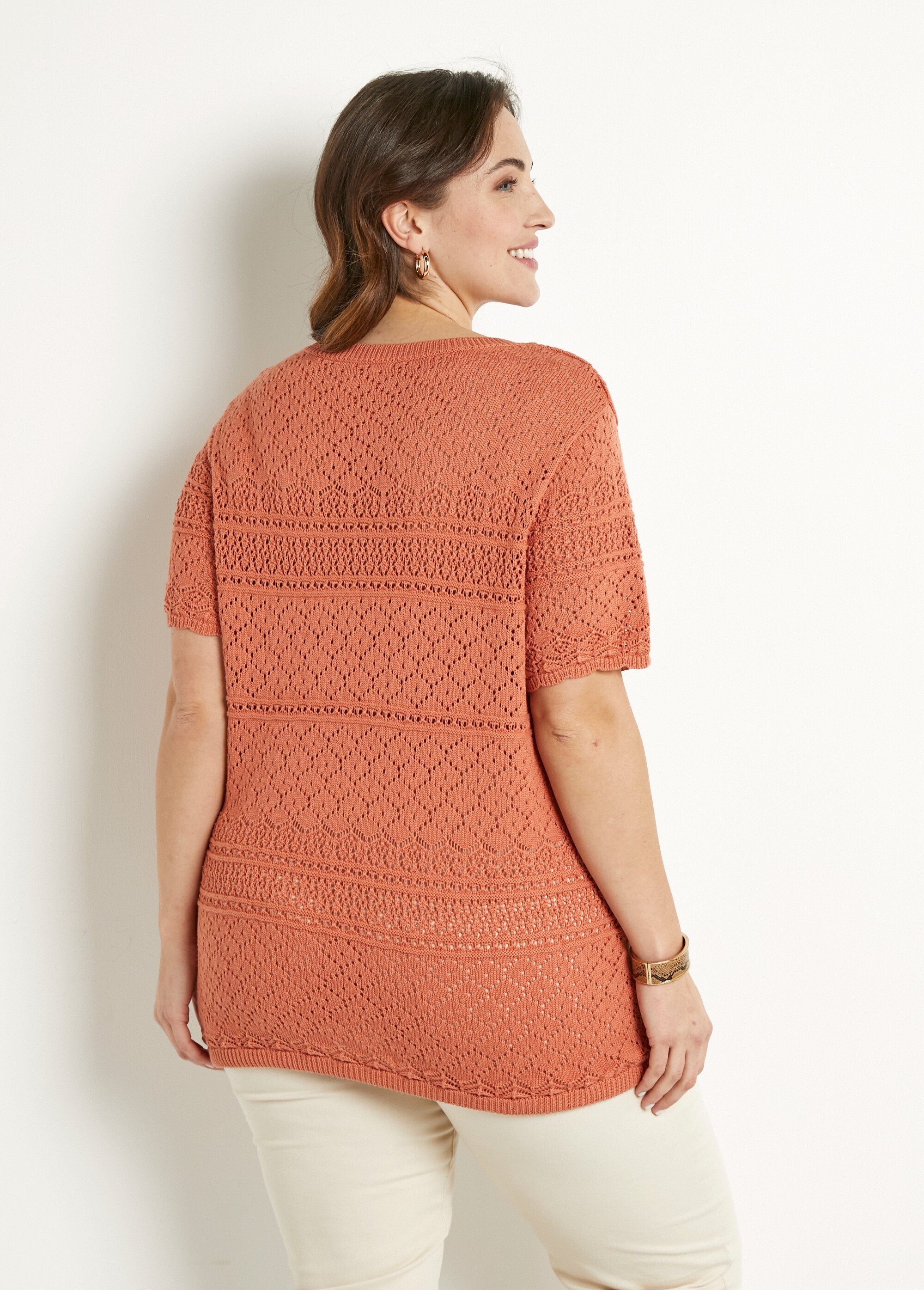 Jersey_blusón_calado_de_manga_corta_con_cuello_redondo_Picante_DO1_curvy