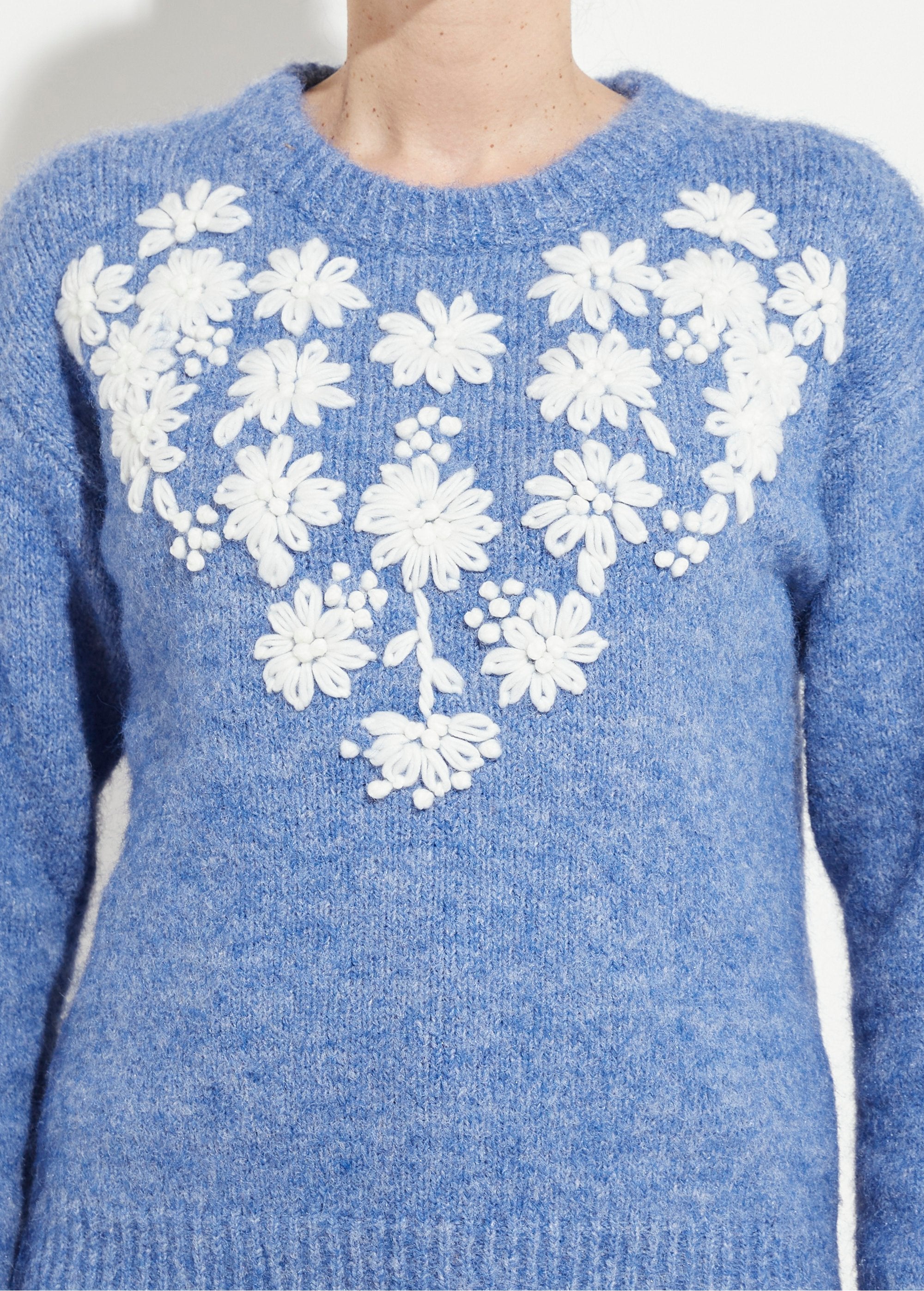 Suéter_suave_de_cuello_redondo_con_flores_bordadas._Azul_DE1_slim
