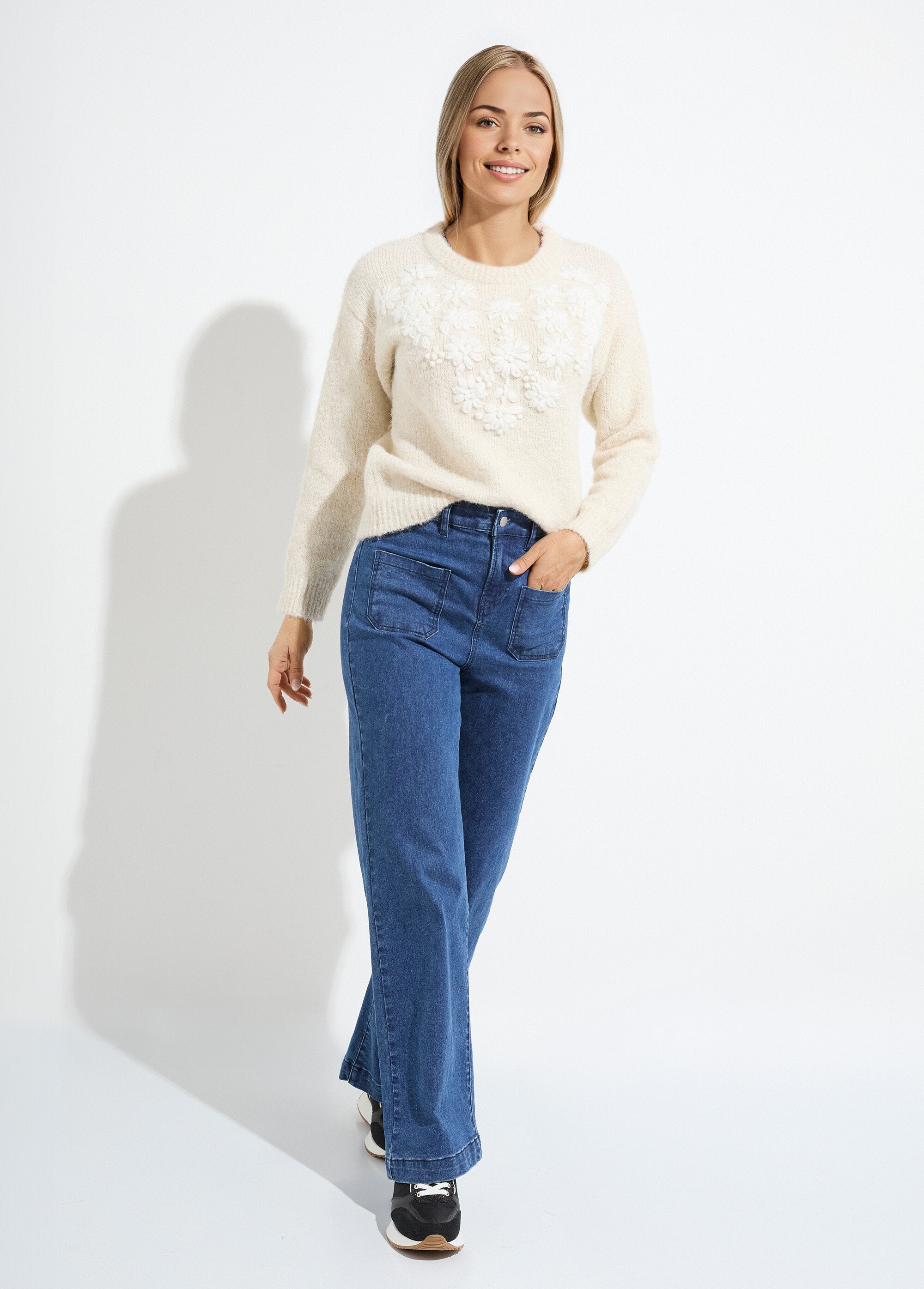 Suéter_suave_de_cuello_redondo_con_flores_bordadas._Beige_SF1_slim