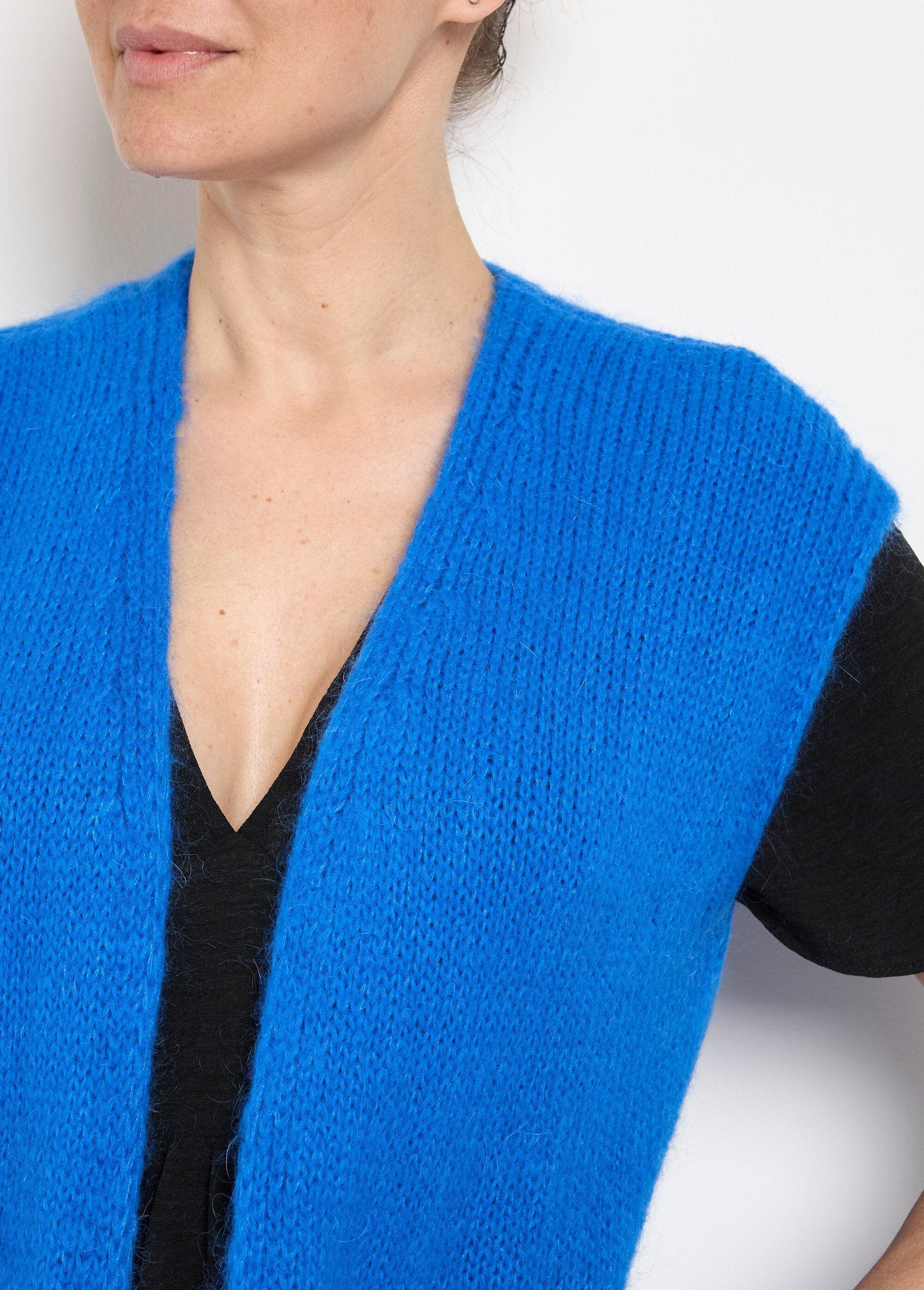 Suéter_cálido_de_lana_mohair_sin_mangas_de_borde_a_borde_azul_brillante_DE1_slim