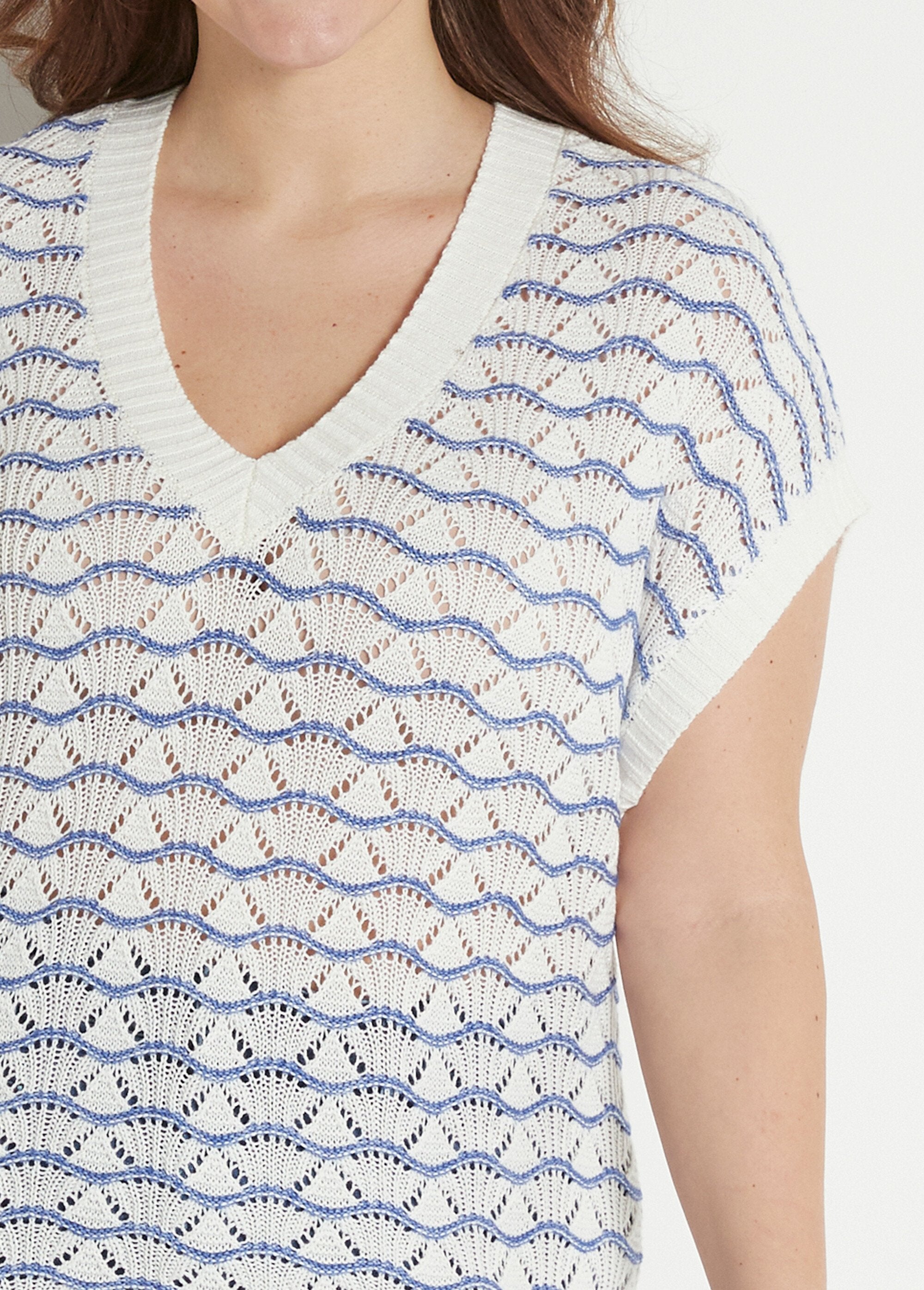 Jersey_sin_mangas_con_escote_en_pico_y_calado_bicolor_Crudo_y_azul_DE1_curvy