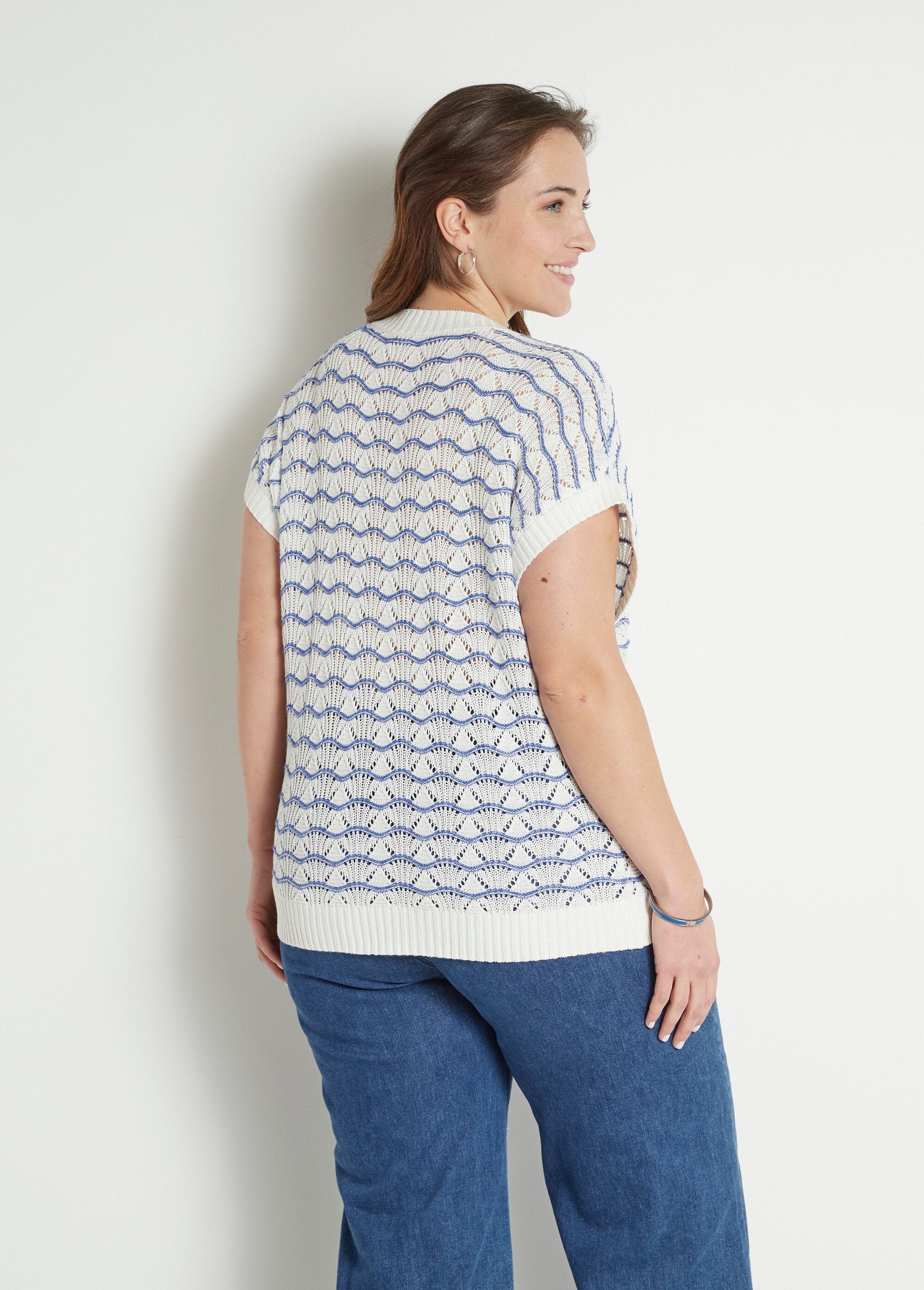 Jersey_sin_mangas_con_escote_en_pico_y_calado_bicolor_Crudo_y_azul_DO1_curvy