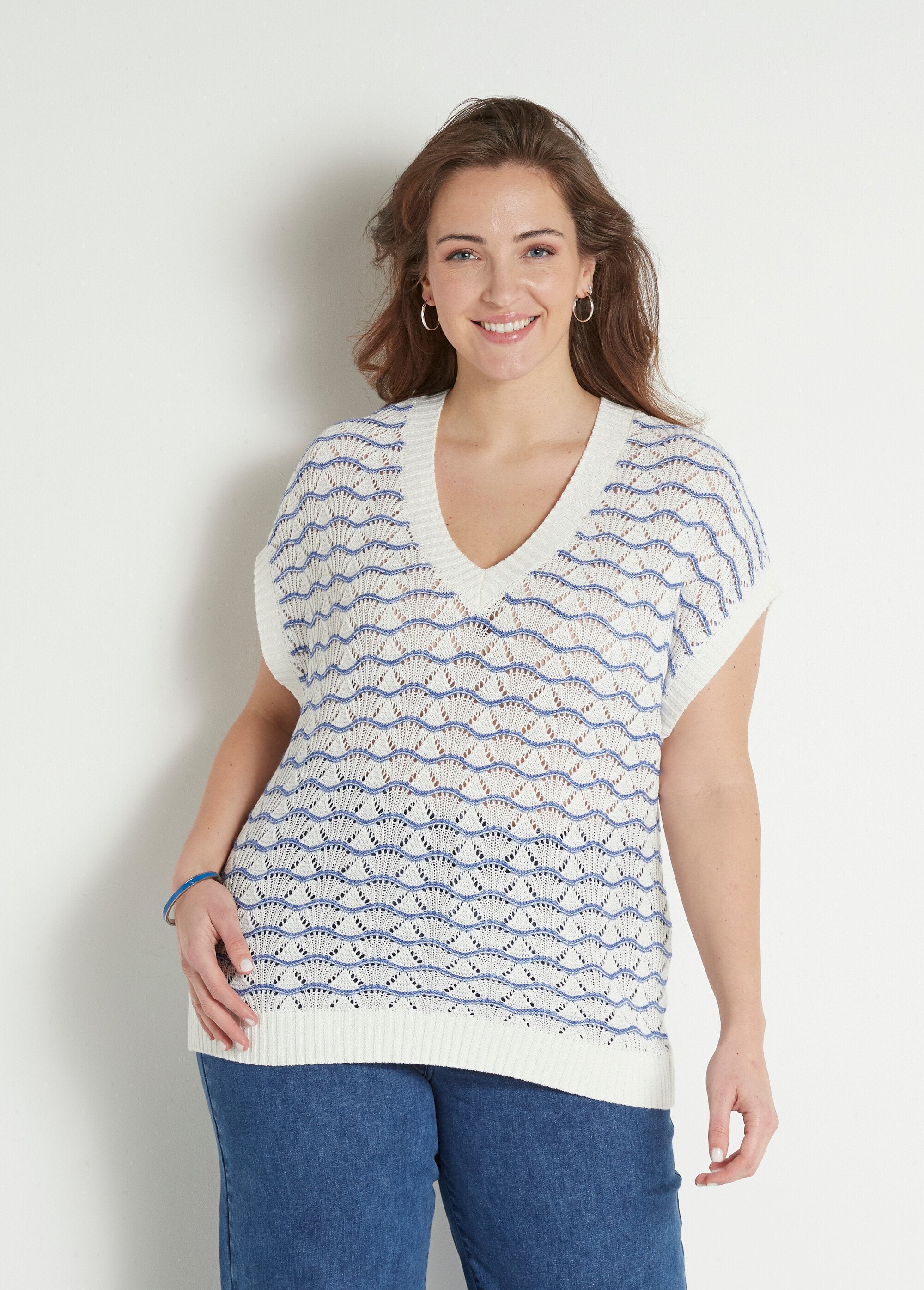 Jersey_sin_mangas_con_escote_en_pico_y_calado_bicolor_Crudo_y_azul_FA1_curvy