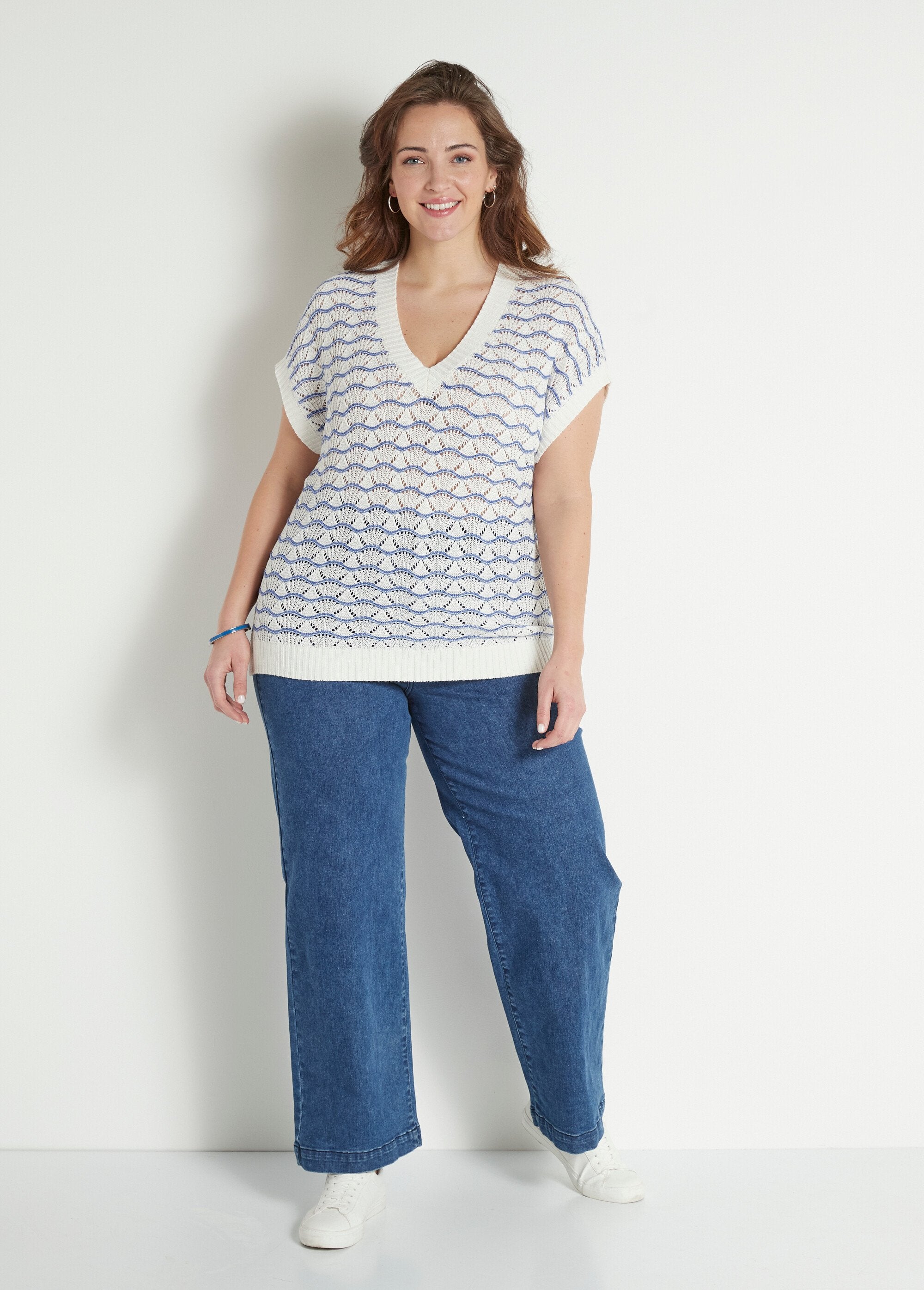 Jersey_sin_mangas_con_escote_en_pico_y_calado_bicolor_Crudo_y_azul_SF1_curvy