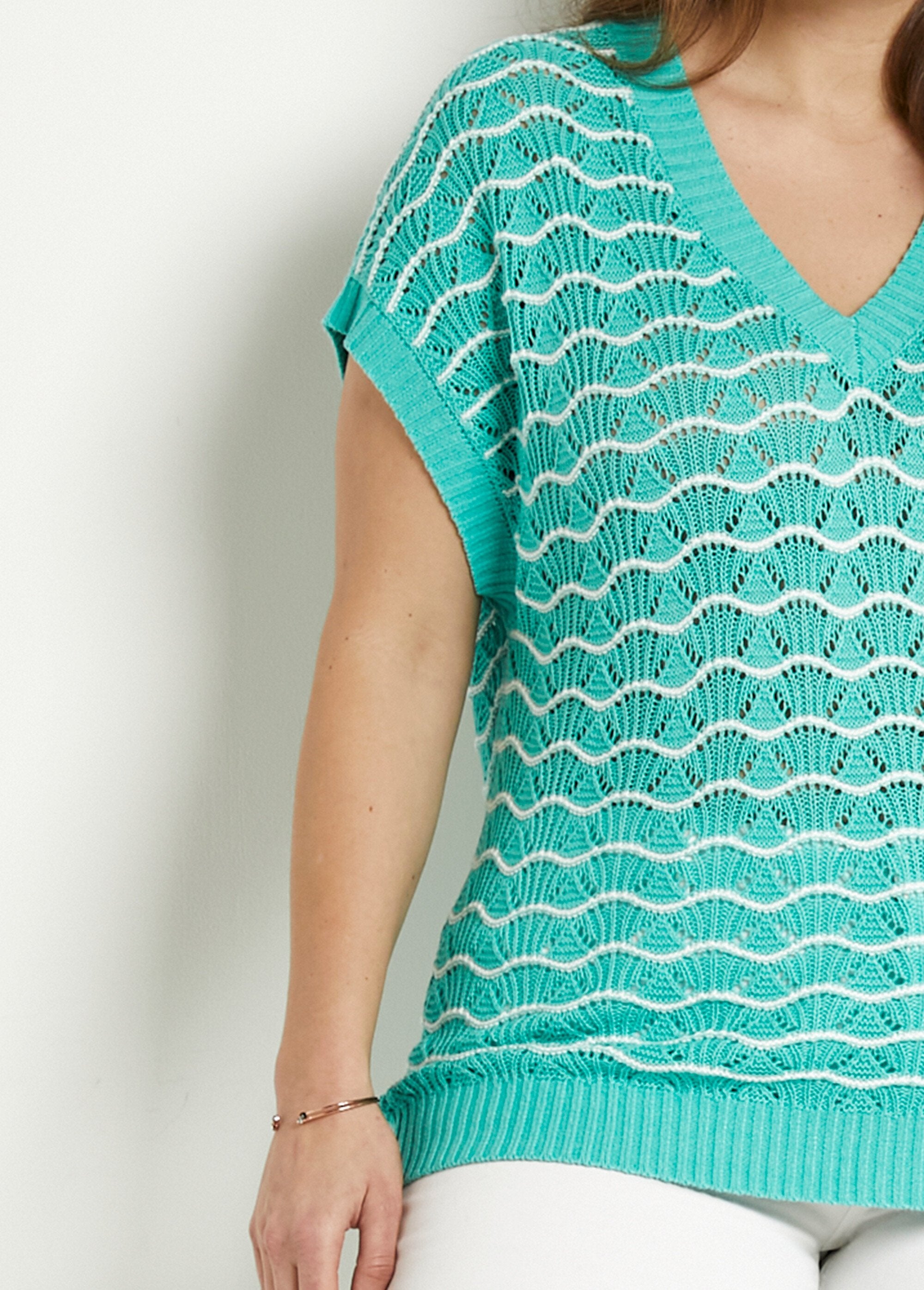 Jersey_sin_mangas_con_escote_en_pico_y_calado_bicolor_Menta_y_crudo_DE1_curvy